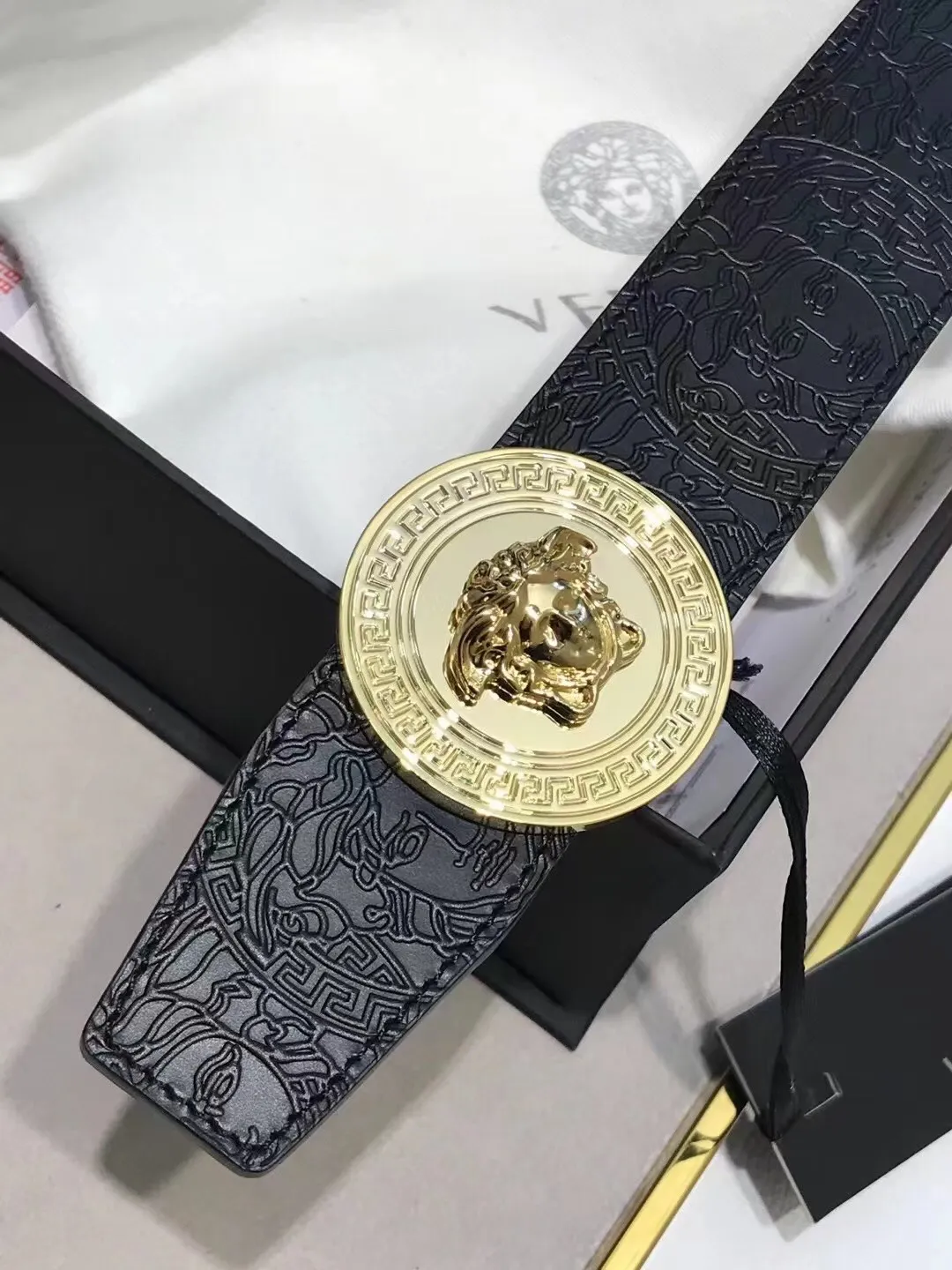 💰480💰Full set of packaging💰 💍Purchasing-grade Versace Same style at the counter, real shot ✈️Official website of the counter, size: width 38MM, original three-dimensional half-face half-color beauty head buckle, rich in design aesthetics, imported original calfskin embossing on both sides, highlighting personality, clear and beautiful, soft leather, comfortable feel, high grade. High-definition real shots📷Quality guaranteed, not market goods‼ ️‼ ️