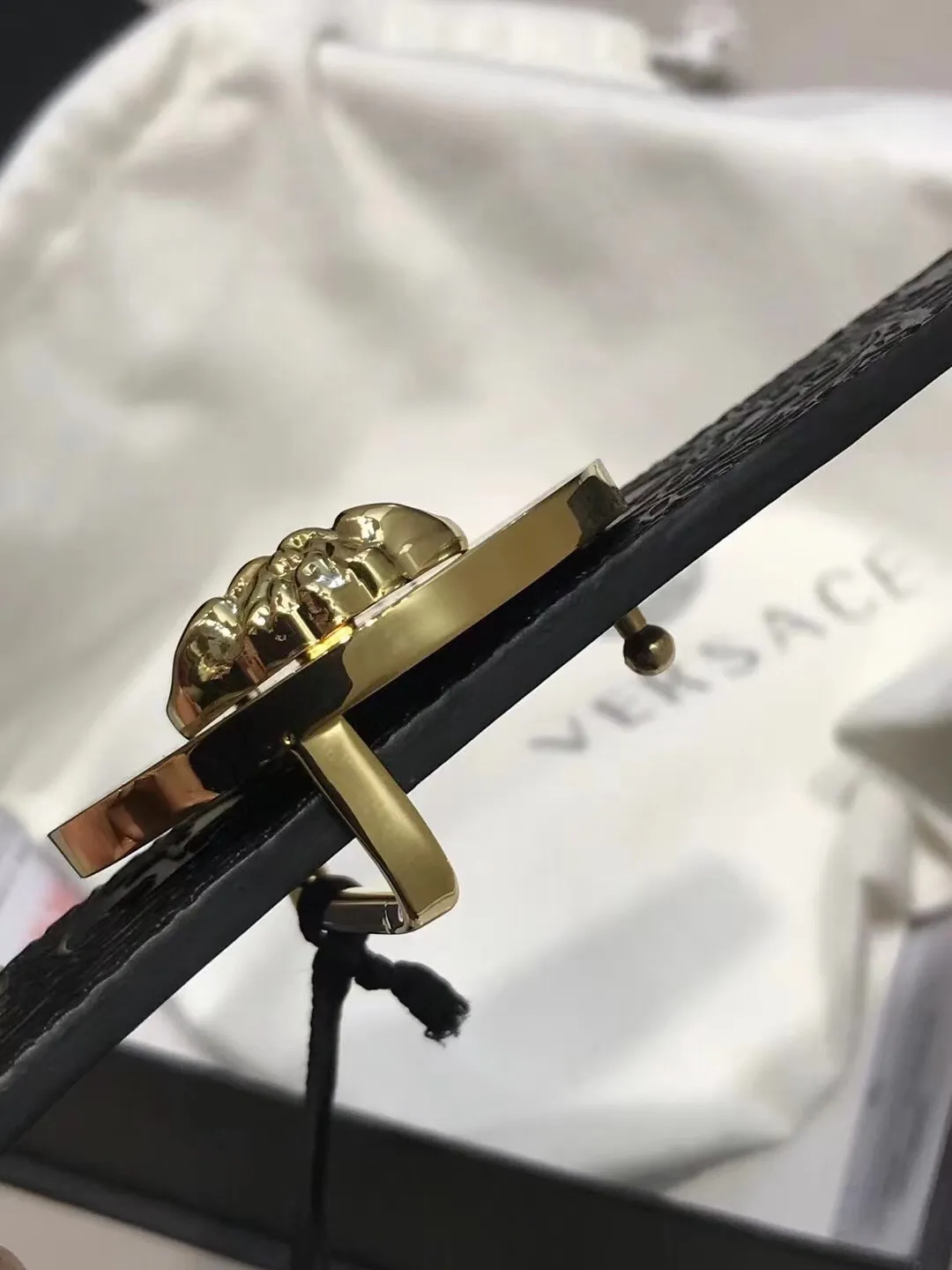 💰480💰Full set of packaging💰 💍Purchasing-grade Versace Same style at the counter, real shot ✈️Official website of the counter, size: width 38MM, original three-dimensional half-face half-color beauty head buckle, rich in design aesthetics, imported original calfskin embossing on both sides, highlighting personality, clear and beautiful, soft leather, comfortable feel, high grade. High-definition real shots📷Quality guaranteed, not market goods‼ ️‼ ️
