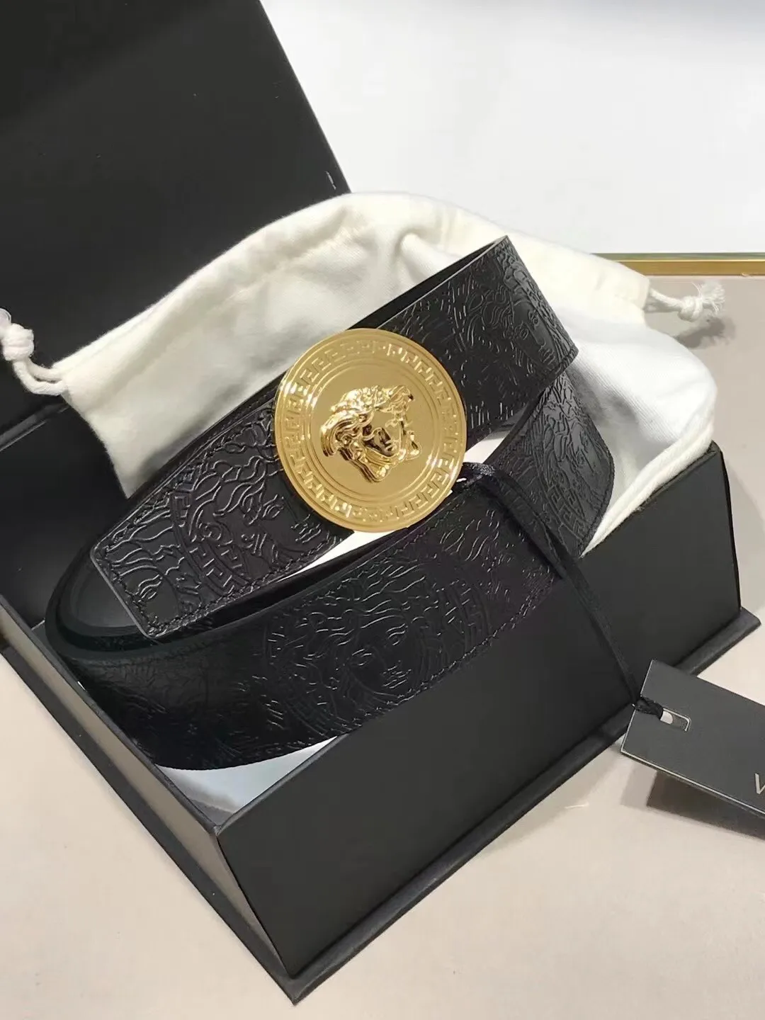 💰480💰Full set of packaging💰 💍Purchasing-grade Versace Same style at the counter, real shot ✈️Official website of the counter, size: width 38MM, original three-dimensional half-face half-color beauty head buckle, rich in design aesthetics, imported original calfskin embossing on both sides, highlighting personality, clear and beautiful, soft leather, comfortable feel, high grade. High-definition real shots📷Quality guaranteed, not market goods‼ ️‼ ️