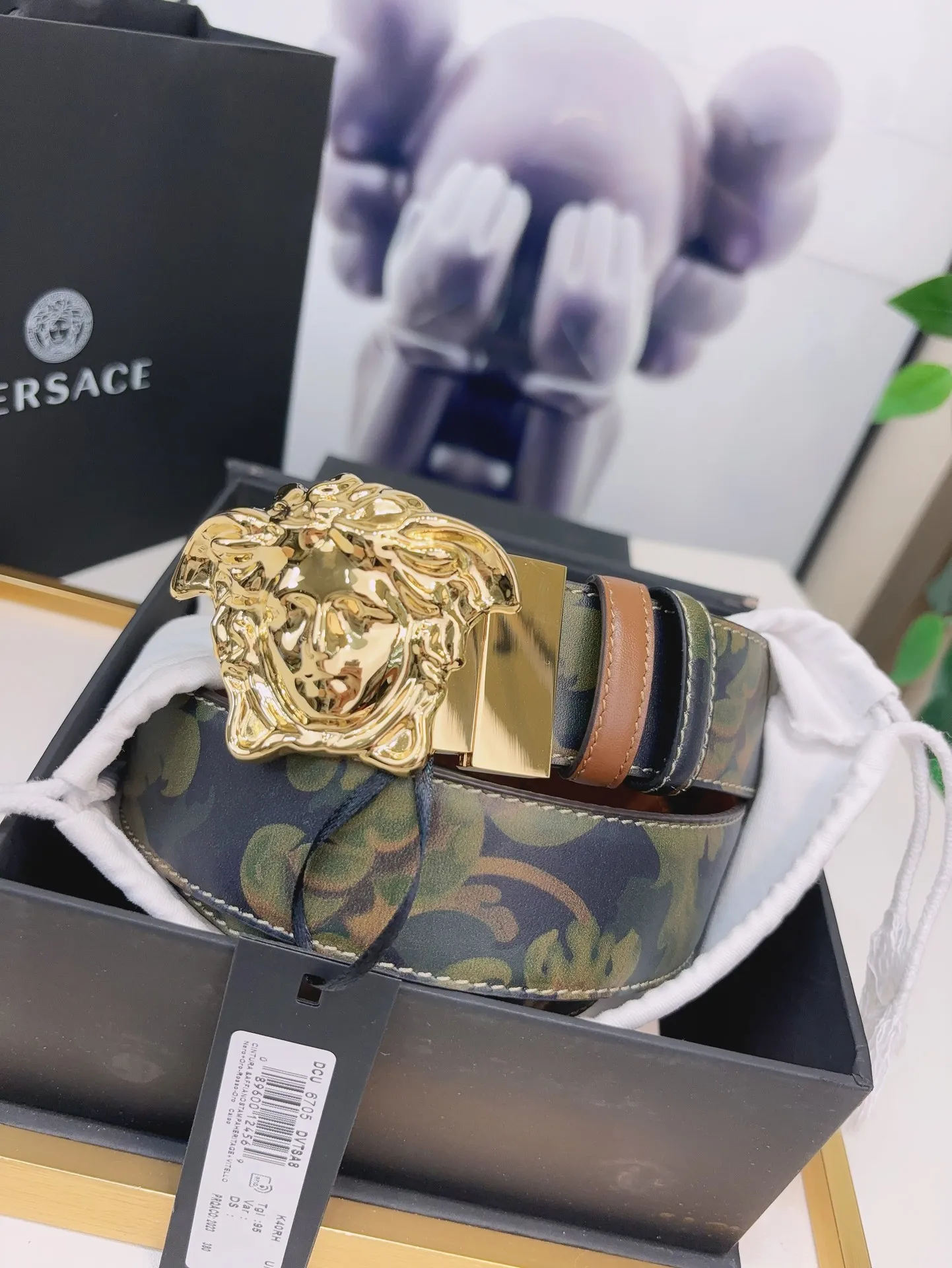 💰520💰Full package💰 💍Purchase grade Versace versace⚡️🌹Bold and flexible at the same time, this soft belt enriches the statement with a three-dimensional Medusa buckle. The reversible design has a solid color and a printed side - featuring the new Barocco flage pattern 4.0cm wide