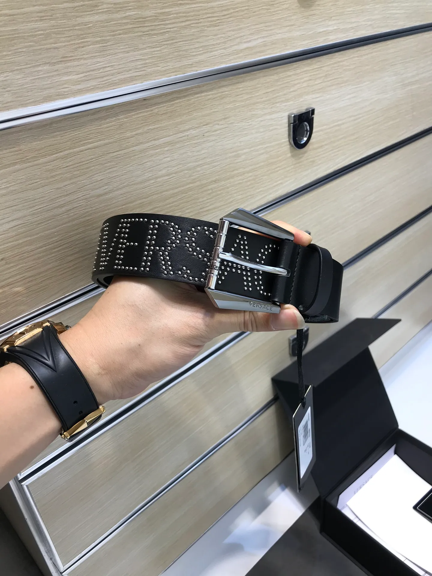 💰600💰Full set of packaging💰 💍Purchase level Versace⚡️🌹Same style at the counter, real shot✈️Official website of the counter, size: 38MM wide, original three-dimensional roller Great Wall pattern ruthenium-palladium intercolor pin buckle, rich in design beauty , both sides are made of imported original calfskin with full-letter rivets, showing personality, clear and beautiful, soft leather, comfortable feel, and high grade. High-definition real shots📷Quality guaranteed, not market goods‼ ️‼ ️