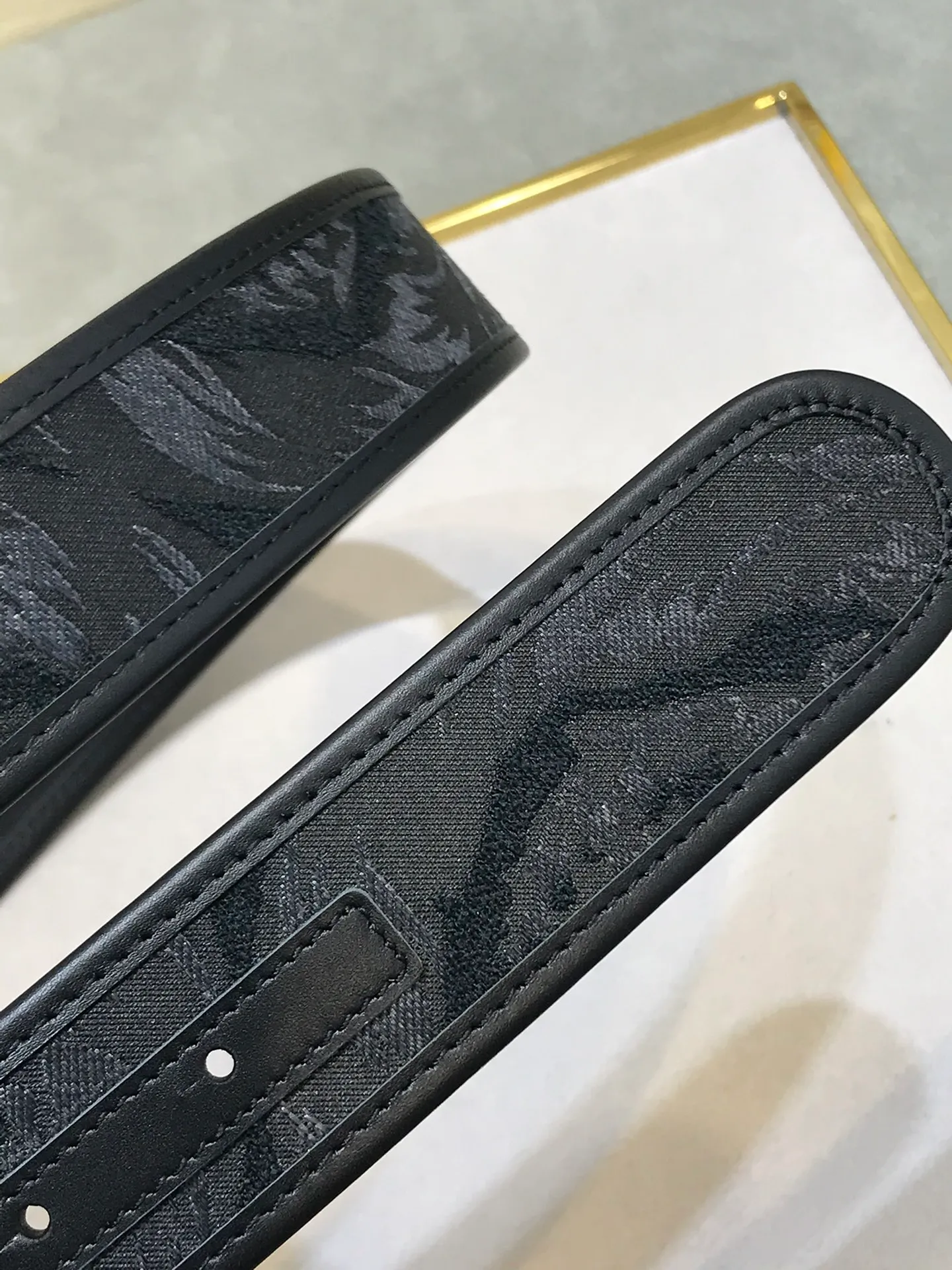 💰520💰Full set of packaging💰 💍Purchasing agent grade Versace Same style at counter, real shot ✈️Official website of counter, support NFC size: 38MM, original three-dimensional human head buckle beauty head, rich in design aesthetics, using original fabric fabric jacquard to prepare calfskin, clear and beautiful, soft leather, comfortable feel, high grade. High-definition real shots📷Quality guaranteed, not market goods‼ ️‼ ️