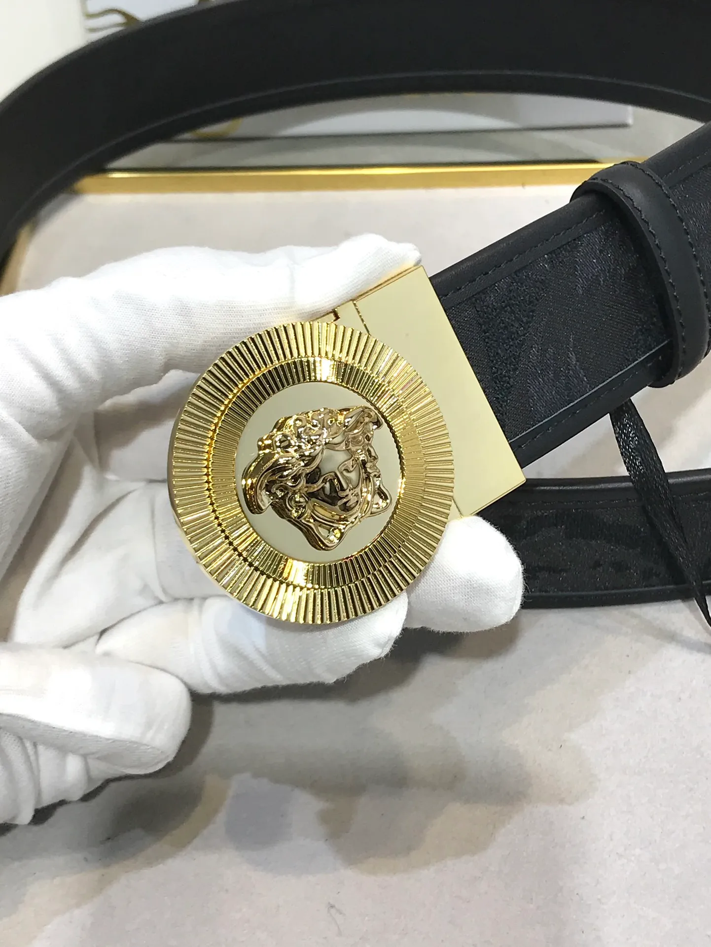 💰520💰Full set of packaging💰 💍Purchasing agent grade Versace Same style at counter, real shot ✈️Official website of counter, support NFC size: 38MM, original three-dimensional human head buckle beauty head, rich in design aesthetics, using original fabric fabric jacquard to prepare calfskin, clear and beautiful, soft leather, comfortable feel, high grade. High-definition real shots📷Quality guaranteed, not market goods‼ ️‼ ️