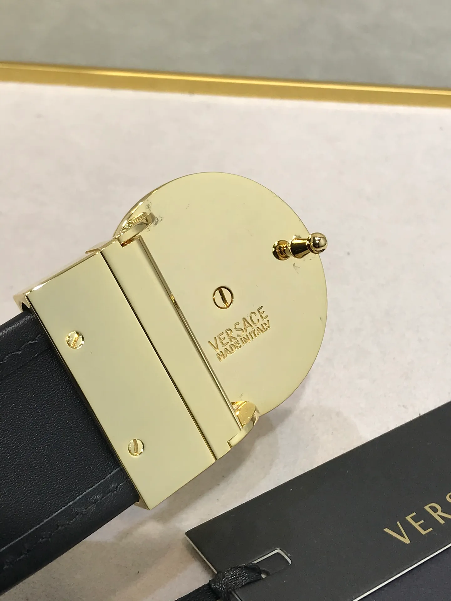 💰520💰Full set of packaging💰 💍Purchasing agent grade Versace Same style at counter, real shot ✈️Official website of counter, support NFC size: 38MM, original three-dimensional human head buckle beauty head, rich in design aesthetics, using original fabric fabric jacquard to prepare calfskin, clear and beautiful, soft leather, comfortable feel, high grade. High-definition real shots📷Quality guaranteed, not market goods‼ ️‼ ️