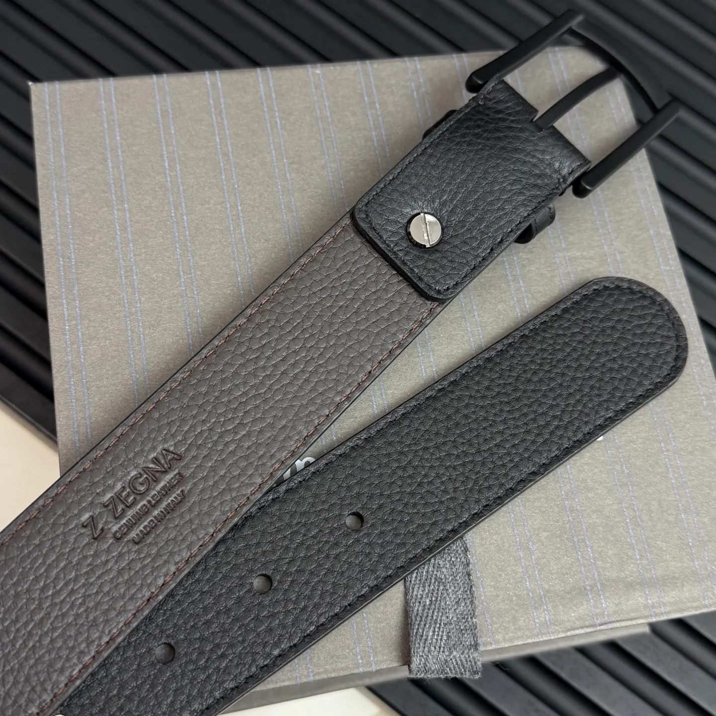 💰480💰Complete package💰 💍Purchase grade Ermenegildo Zegna This belt is made of grained leather with a rustic texture. Triple Stitch™ buckle features a glossy jet black finish for a stylish monochromatic effect. The buckle is embellished with the signature XXX stitch for added brand flair. Product code LHCEO-B014BZ-NER