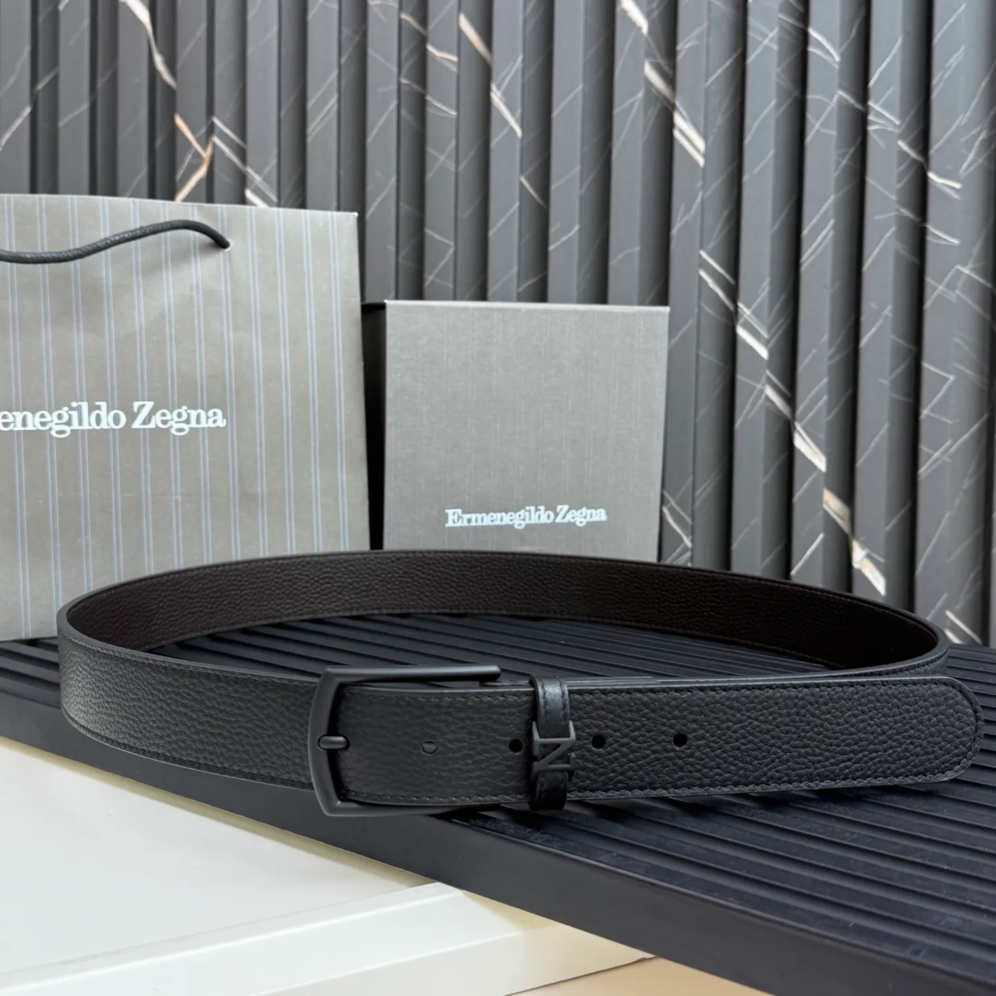 💰480💰Complete package💰 💍Purchase grade Ermenegildo Zegna This belt is made of grained leather with a rustic texture. Triple Stitch™ buckle features a glossy jet black finish for a stylish monochromatic effect. The buckle is embellished with the signature XXX stitch for added brand flair. Product code LHCEO-B014BZ-NER