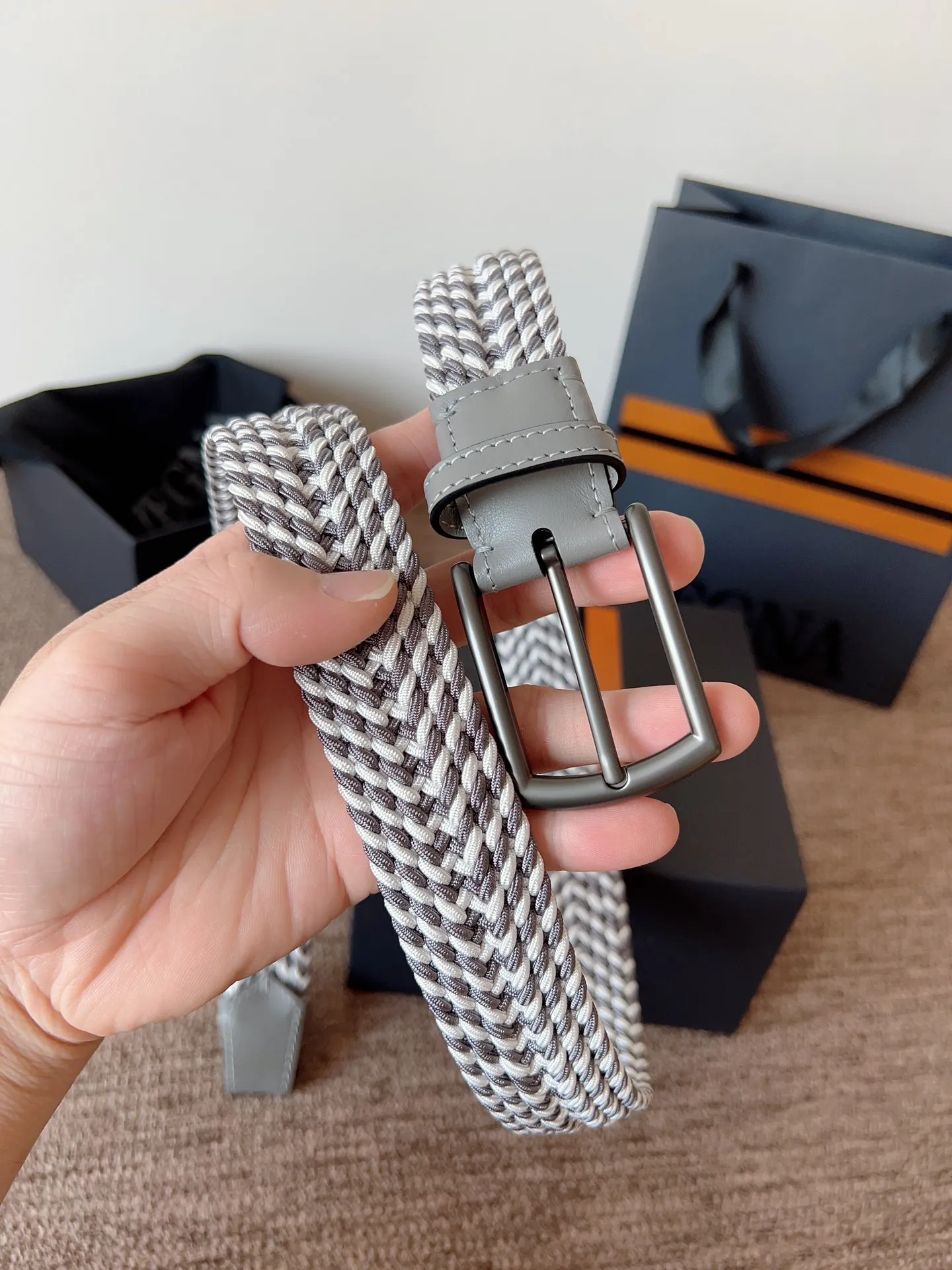 💰560💰Full package💰 💍Purchasing agent Zegna⚡️🌹25 spring and summer new men's woven belt! Original rayon and linen weaving, with up to 25 individual strands of high-elastic elastic inside, and a soft, silky outer layer that feels just like silk webbing. Its elasticity and breathability are several levels higher than ordinary cotton webbing. It’s the first choice for refreshing summer wear!