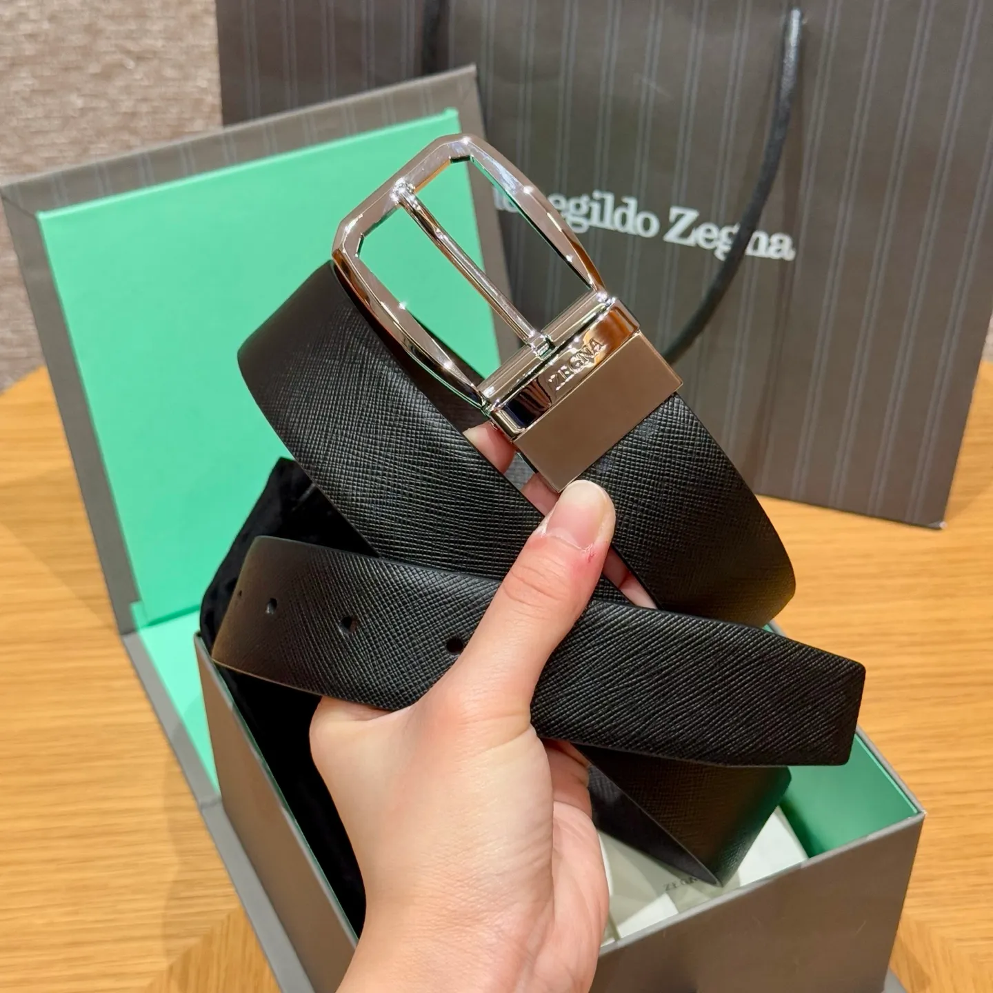 💰480💰Full package💰 💍Purchasing agent Zegna ⚡️🌹New men's 🚹Double-sided belt This is made of imported cowhide material 316 fine buckle⚡️🌹Seikoly crafted, unique design process, soft to the touch, can be cut, can be paired with suits and jeans👖⚡️🌹Width 3.5cm