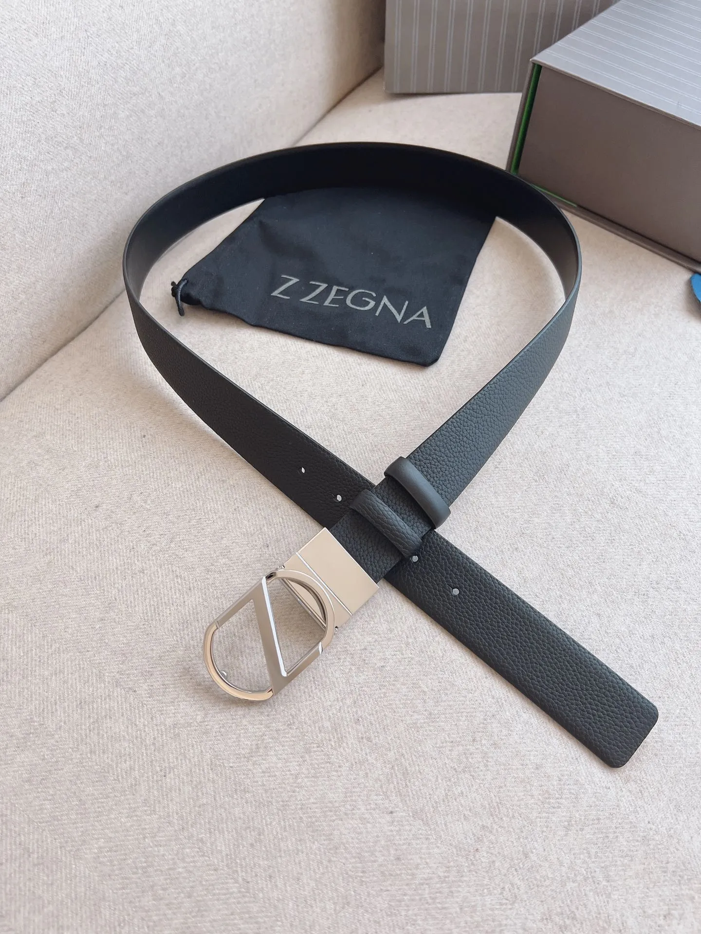 💰480💰Full package💰 💍Purchasing agent grade Zegna high-quality versatile accessories; the belt is minimalist in style, interpreting the contemporary gentleman style, and decorated with a fashionable logo belt buckle, which can add the finishing touch to your overall look; suitable for both formal and casual wear. Width 3.5cm