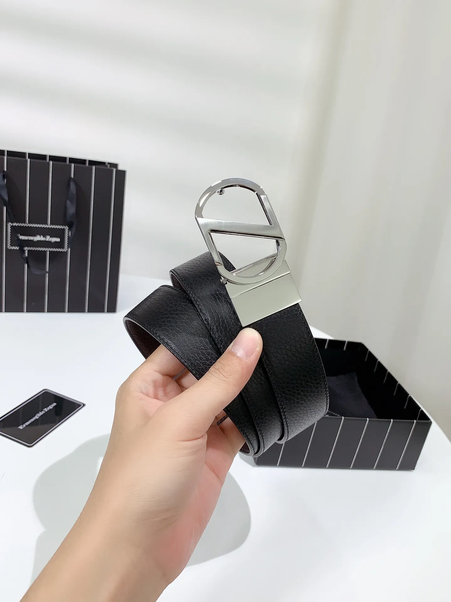 💰460💰Full set of packaging💰 💍Purchase grade Ermenegildo Zegna⚡️🌹Width 3.5CM supports chip anti-counterfeiting. Double-sided leather belt with ruthenium Gancini buckle. Modern style to enhance everyday looks. The belt is adjustable and can be cut to fit your needs. Color: black with coffee, black with blue, buckle head; pure copper buckle (gold, silver, black), size; 100-125CM (can be cut)