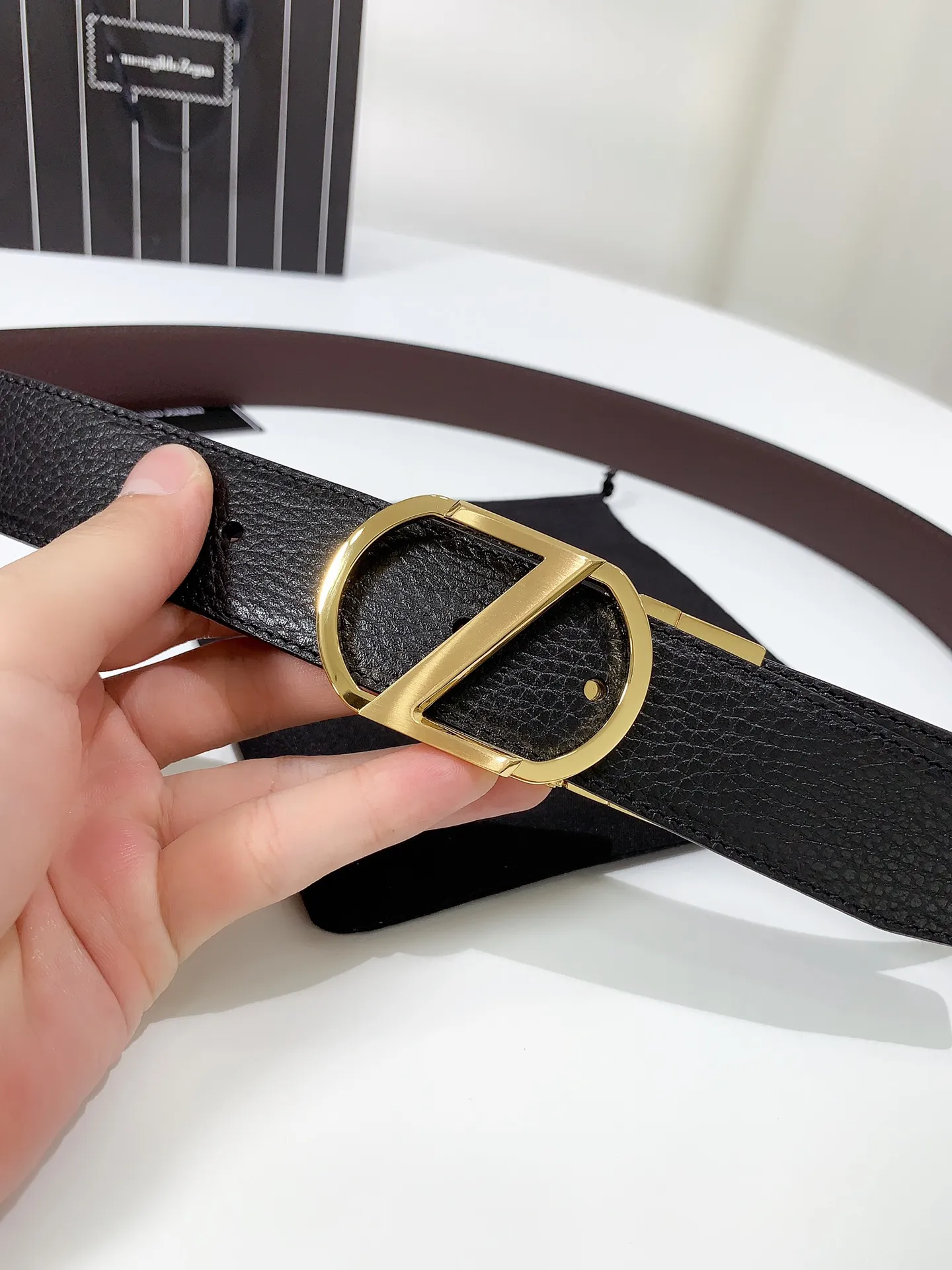 💰460💰Full set of packaging💰 💍Purchase grade Ermenegildo Zegna⚡️🌹Width 3.5CM supports chip anti-counterfeiting. Double-sided leather belt with ruthenium Gancini buckle. Modern style to enhance everyday looks. The belt is adjustable and can be cut to fit your needs. Color: black with coffee, black with blue, buckle head; pure copper buckle (gold, silver, black), size; 100-125CM (can be cut)