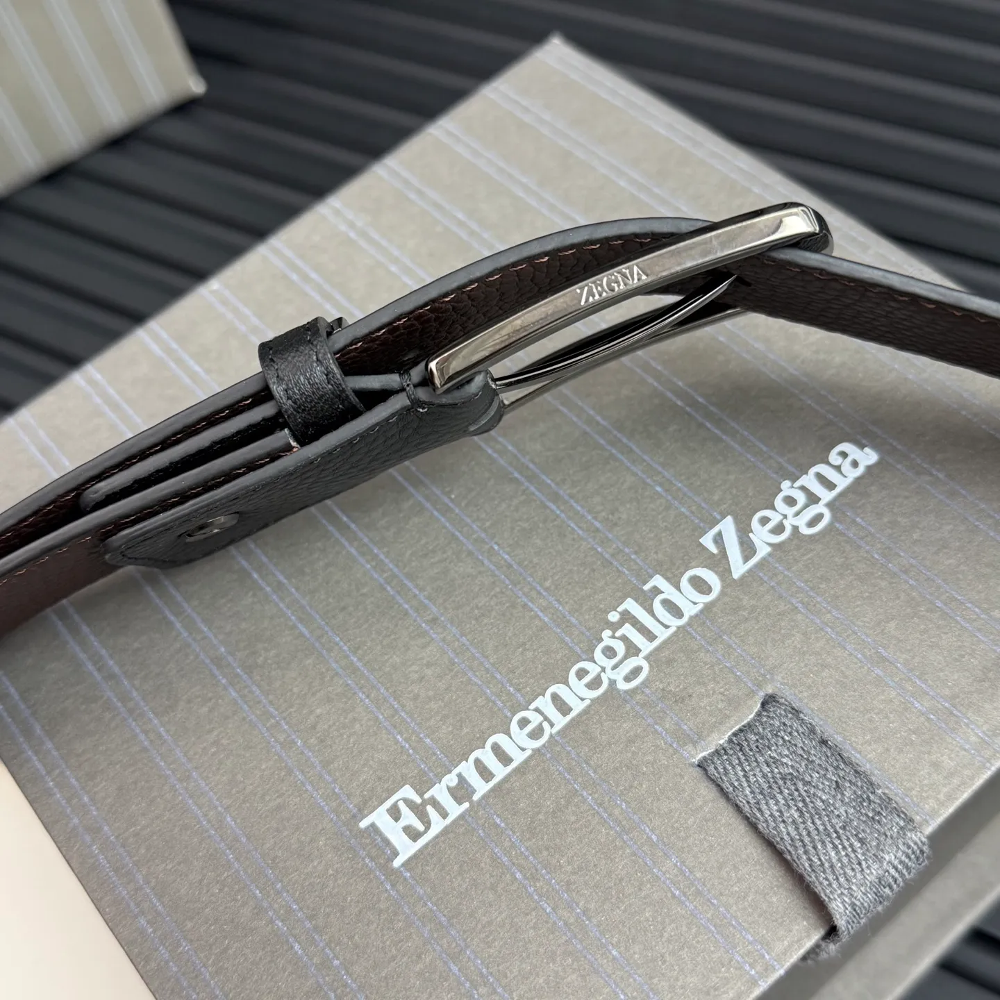💰480💰Complete package💰 💍Purchase grade Ermenegildo Zegna This belt is made of grained leather with a rustic texture. Triple Stitch™ buckle features a glossy jet black finish for a stylish monochromatic effect. The buckle is embellished with the signature XXX stitch for added brand flair. Product code LHCEO-B014BZ-NER