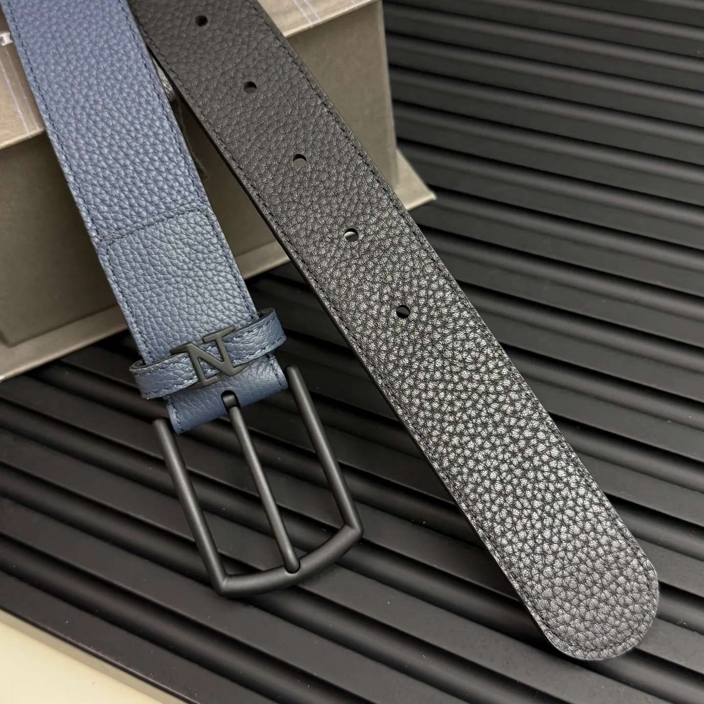 💰480💰Complete package💰 💍Purchase grade Ermenegildo Zegna This belt is made of grained leather with a rustic texture. Triple Stitch™ buckle features a glossy jet black finish for a stylish monochromatic effect. The buckle is embellished with the signature XXX stitch for added brand flair. Product code LHCEO-B014BZ-NER