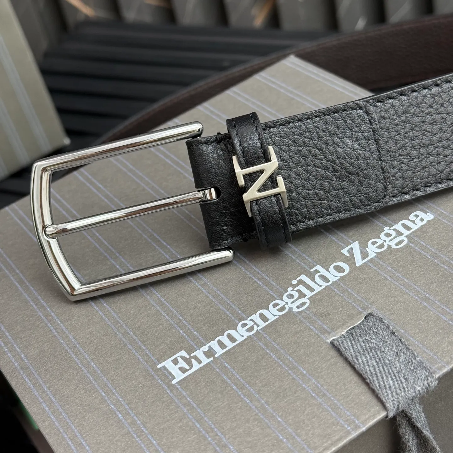 💰480💰Complete package💰 💍Purchase grade Ermenegildo Zegna This belt is made of grained leather with a rustic texture. Triple Stitch™ buckle features a glossy jet black finish for a stylish monochromatic effect. The buckle is embellished with the signature XXX stitch for added brand flair. Product code LHCEO-B014BZ-NER