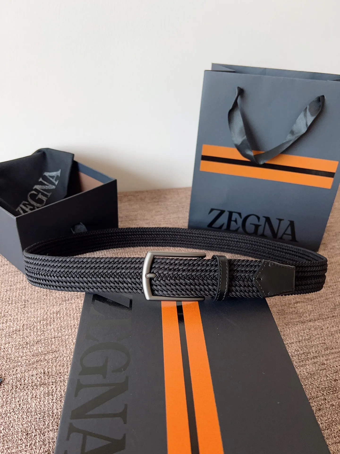 💰560💰Full package💰 💍Purchasing agent Zegna⚡️🌹25 spring and summer new men's woven belt! Original rayon and linen weaving, with up to 25 individual strands of high-elastic elastic inside, and a soft, silky outer layer that feels just like silk webbing. Its elasticity and breathability are several levels higher than ordinary cotton webbing. It’s the first choice for refreshing summer wear!