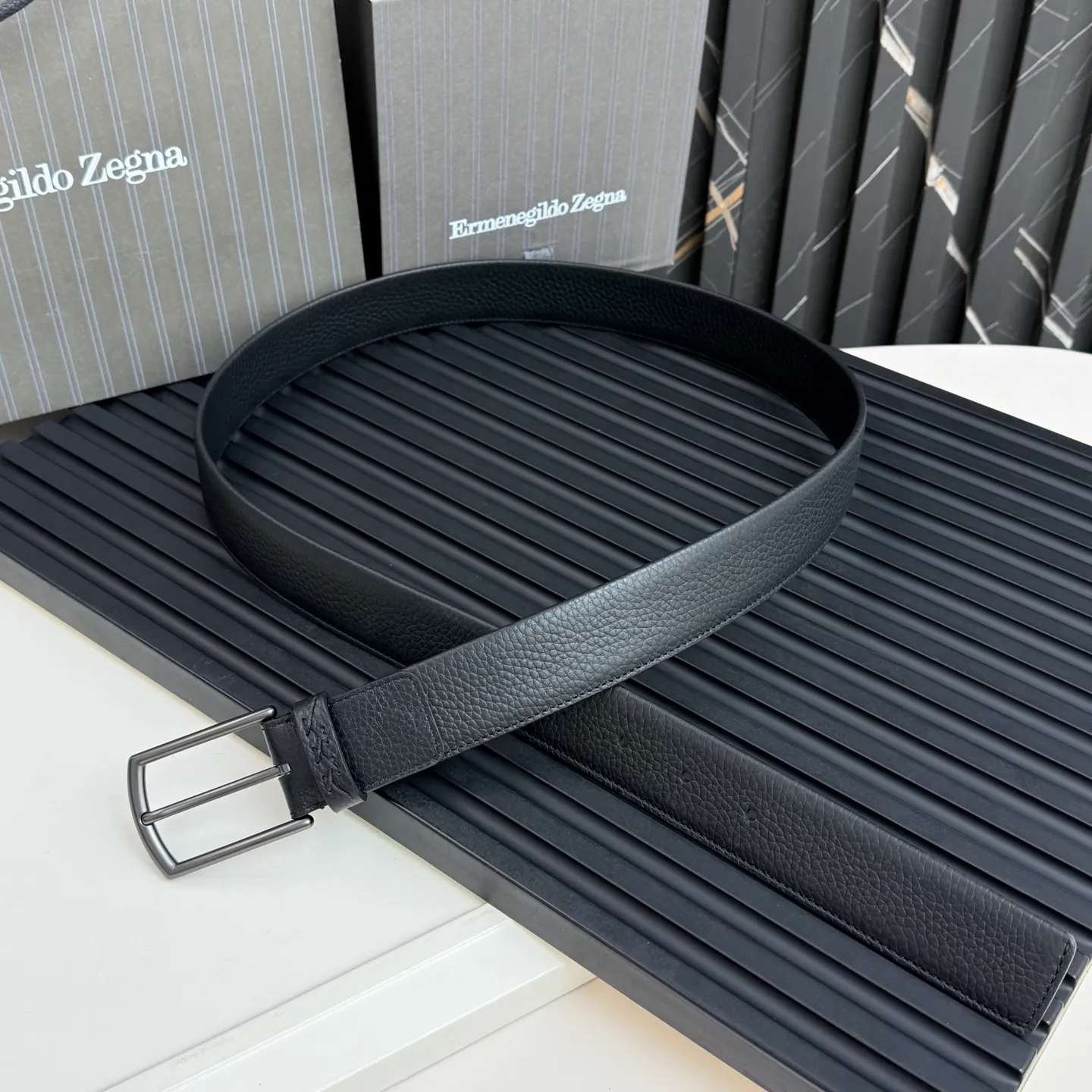 💰480💰Complete package💰 💍Purchase grade Ermenegildo Zegna This belt is made of grained leather with a rustic texture. Triple Stitch™ buckle features a glossy jet black finish for a stylish monochromatic effect. The buckle is embellished with the signature XXX stitch for added brand flair. Product code LHCEO-B014BZ-NER