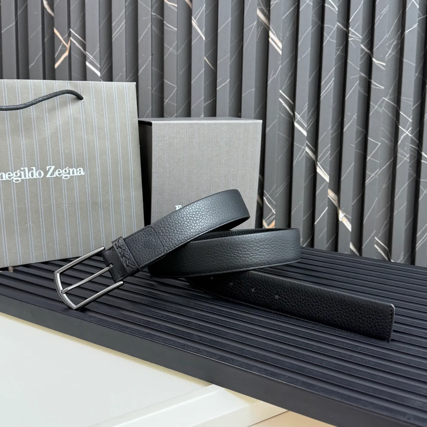 💰480💰Complete package💰 💍Purchase grade Ermenegildo Zegna This belt is made of grained leather with a rustic texture. Triple Stitch™ buckle features a glossy jet black finish for a stylish monochromatic effect. The buckle is embellished with the signature XXX stitch for added brand flair. Product code LHCEO-B014BZ-NER