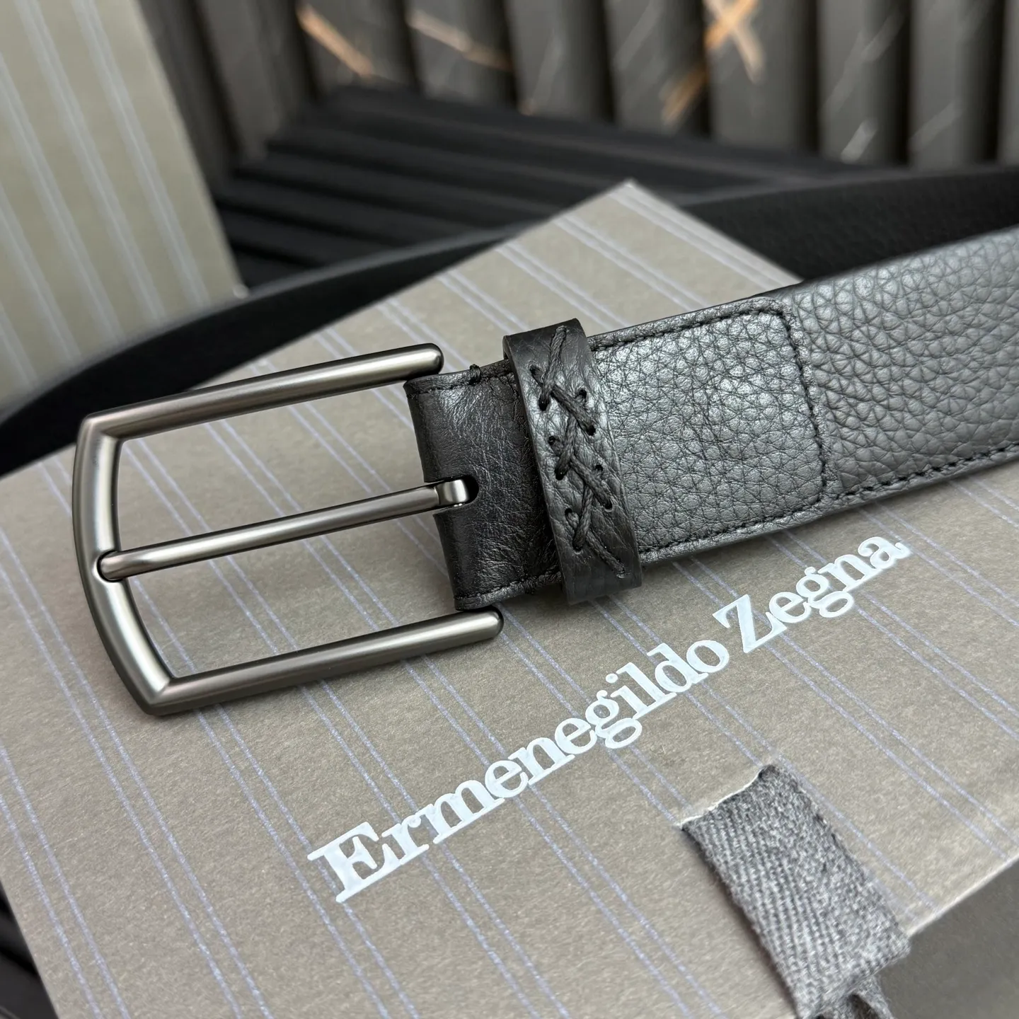 💰480💰Complete package💰 💍Purchase grade Ermenegildo Zegna This belt is made of grained leather with a rustic texture. Triple Stitch™ buckle features a glossy jet black finish for a stylish monochromatic effect. The buckle is embellished with the signature XXX stitch for added brand flair. Product code LHCEO-B014BZ-NER