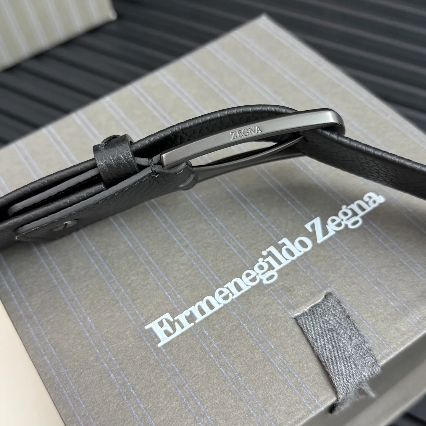 💰480💰Complete package💰 💍Purchase grade Ermenegildo Zegna This belt is made of grained leather with a rustic texture. Triple Stitch™ buckle features a glossy jet black finish for a stylish monochromatic effect. The buckle is embellished with the signature XXX stitch for added brand flair. Product code LHCEO-B014BZ-NER