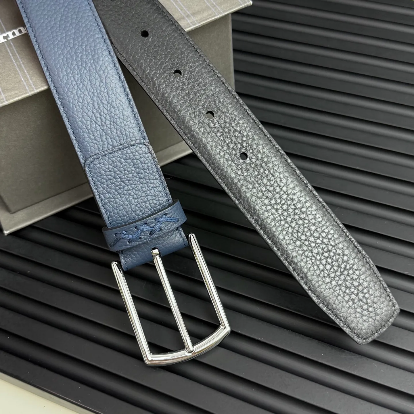 💰480💰Complete package💰 💍Purchase grade Ermenegildo Zegna This belt is made of grained leather with a rustic texture. Triple Stitch™ buckle features a glossy jet black finish for a stylish monochromatic effect. The buckle is embellished with the signature XXX stitch for added brand flair. Product code LHCEO-B014BZ-NER