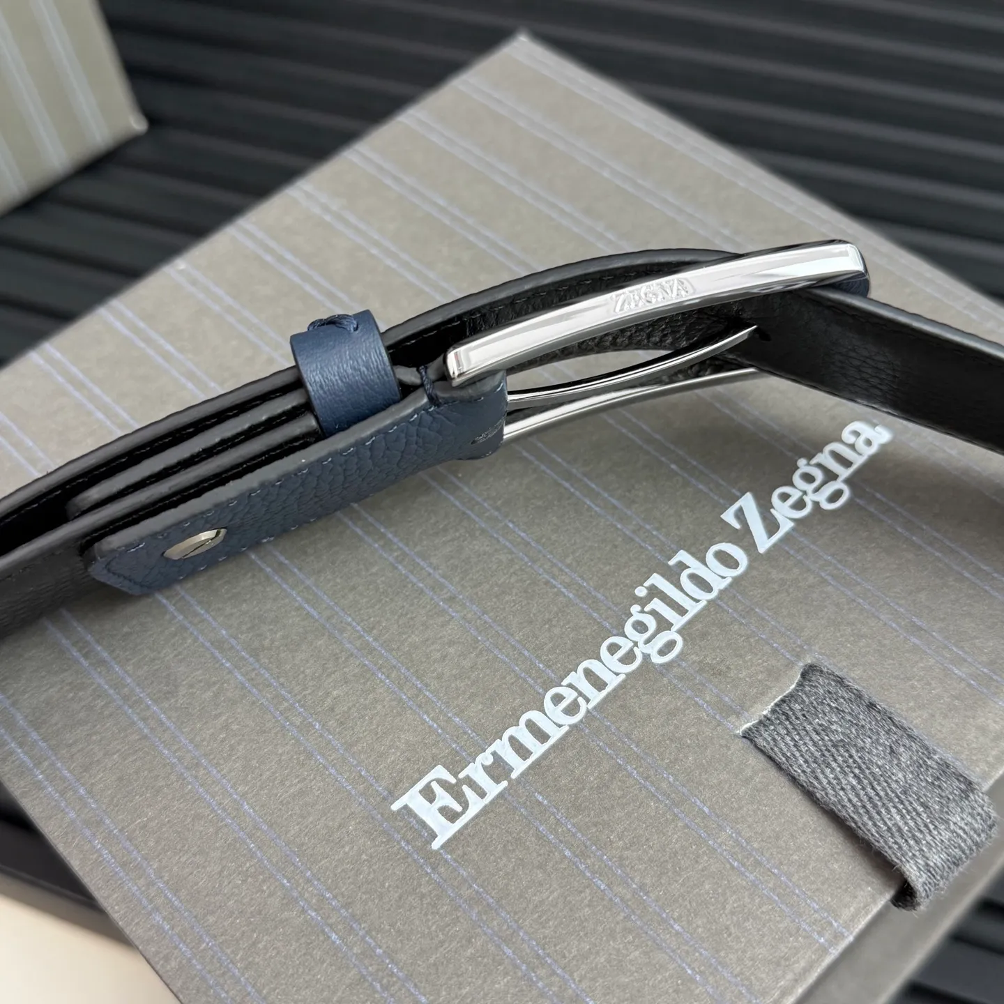 💰480💰Complete package💰 💍Purchase grade Ermenegildo Zegna This belt is made of grained leather with a rustic texture. Triple Stitch™ buckle features a glossy jet black finish for a stylish monochromatic effect. The buckle is embellished with the signature XXX stitch for added brand flair. Product code LHCEO-B014BZ-NER