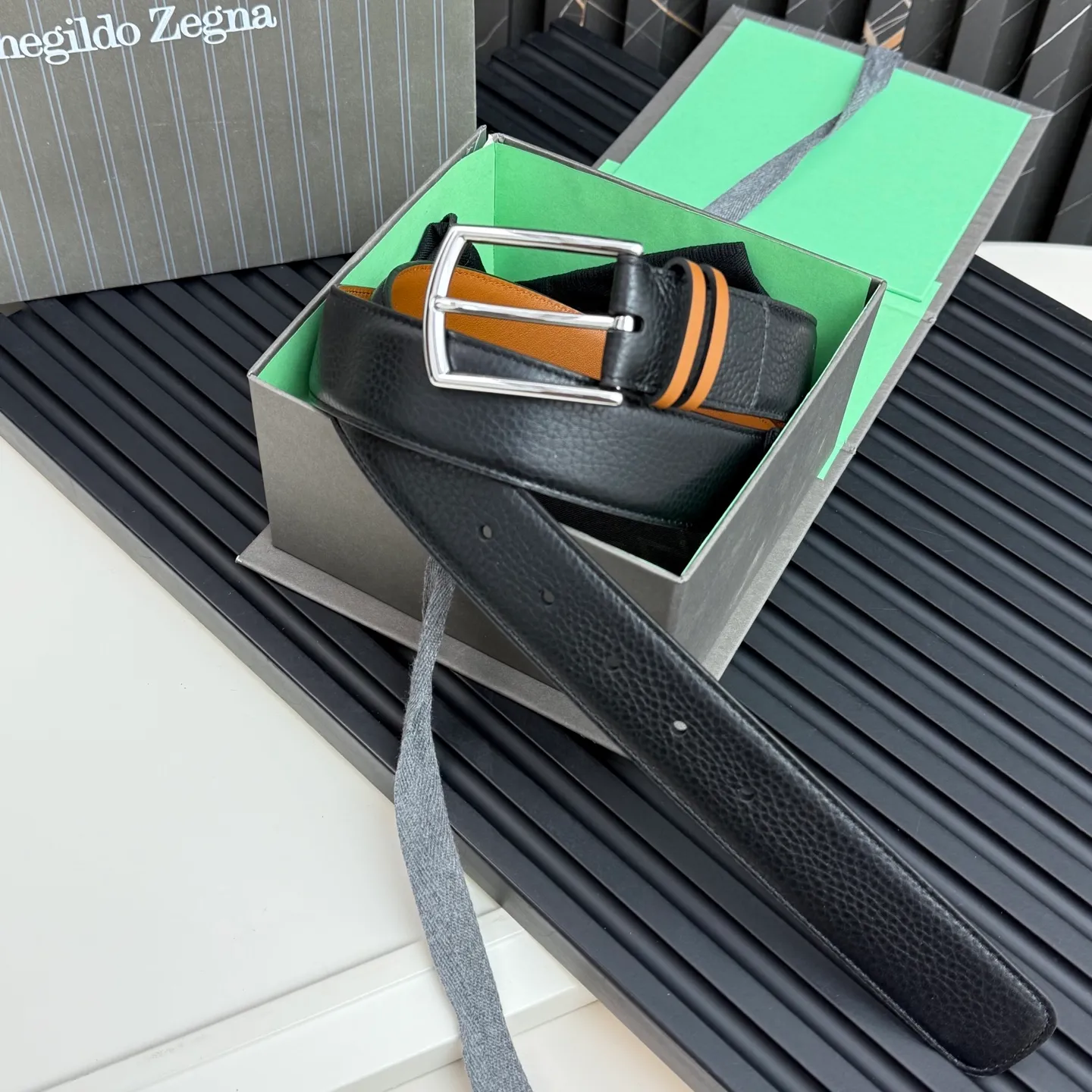 💰480💰Complete package💰 💍Purchase grade Ermenegildo Zegna This belt is made of grained leather with a rustic texture. Triple Stitch™ buckle features a glossy jet black finish for a stylish monochromatic effect. The buckle is embellished with the signature XXX stitch for added brand flair. Product code LHCEO-B014BZ-NER