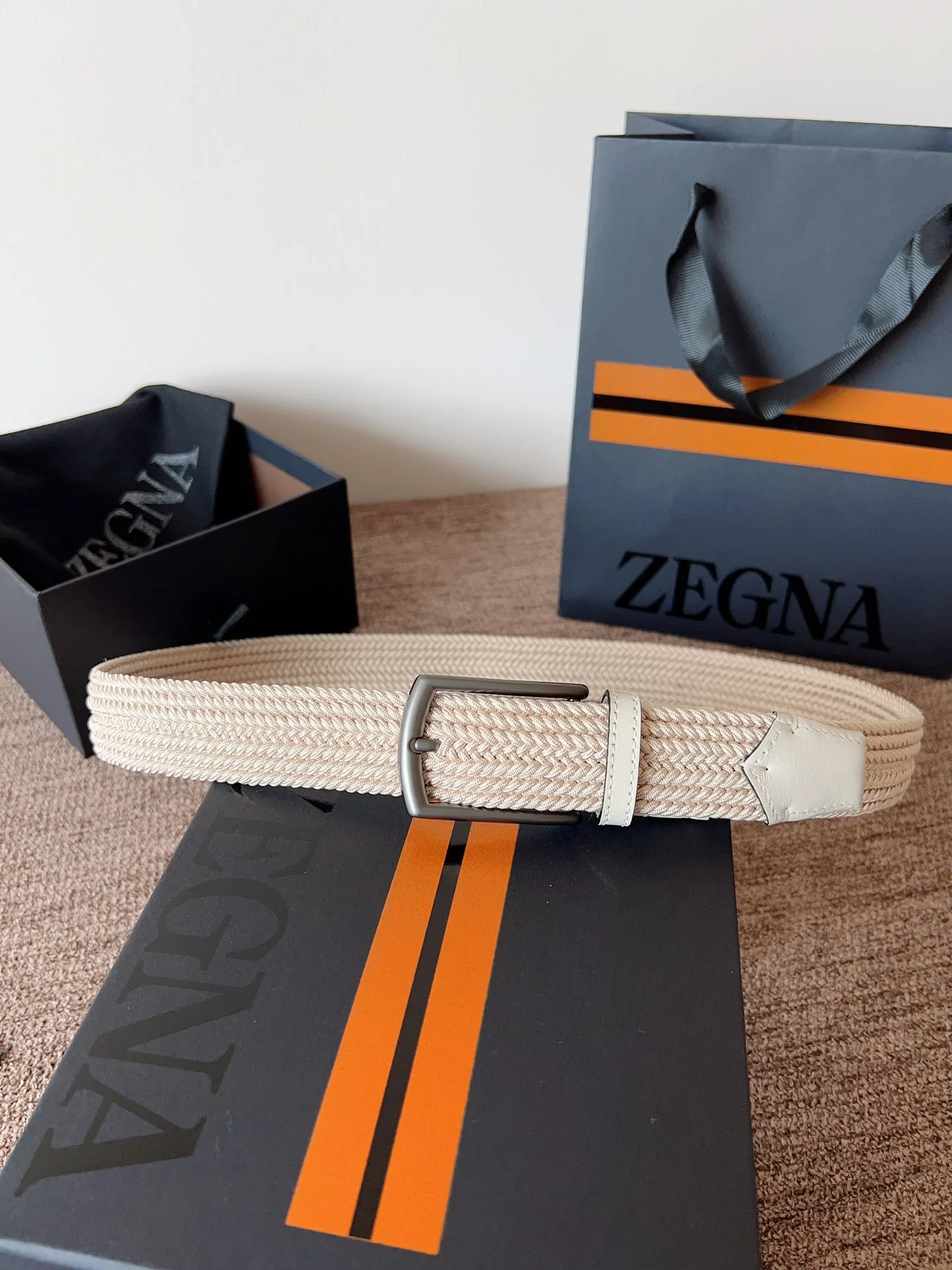 💰560💰Full package💰 💍Purchasing agent Zegna⚡️🌹25 spring and summer new men's woven belt! Original rayon and linen weaving, with up to 25 individual strands of high-elastic elastic inside, and a soft, silky outer layer that feels just like silk webbing. Its elasticity and breathability are several levels higher than ordinary cotton webbing. It’s the first choice for refreshing summer wear!