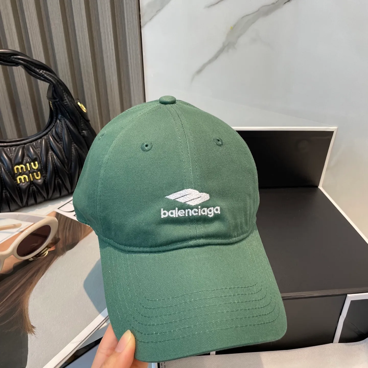 P56 BALENCIAGA Balenciaga's new embroidered logo baseball cap, cool colors, different styles for men and women, the first batch will be shipped first! A must-buy for Paris fans!
