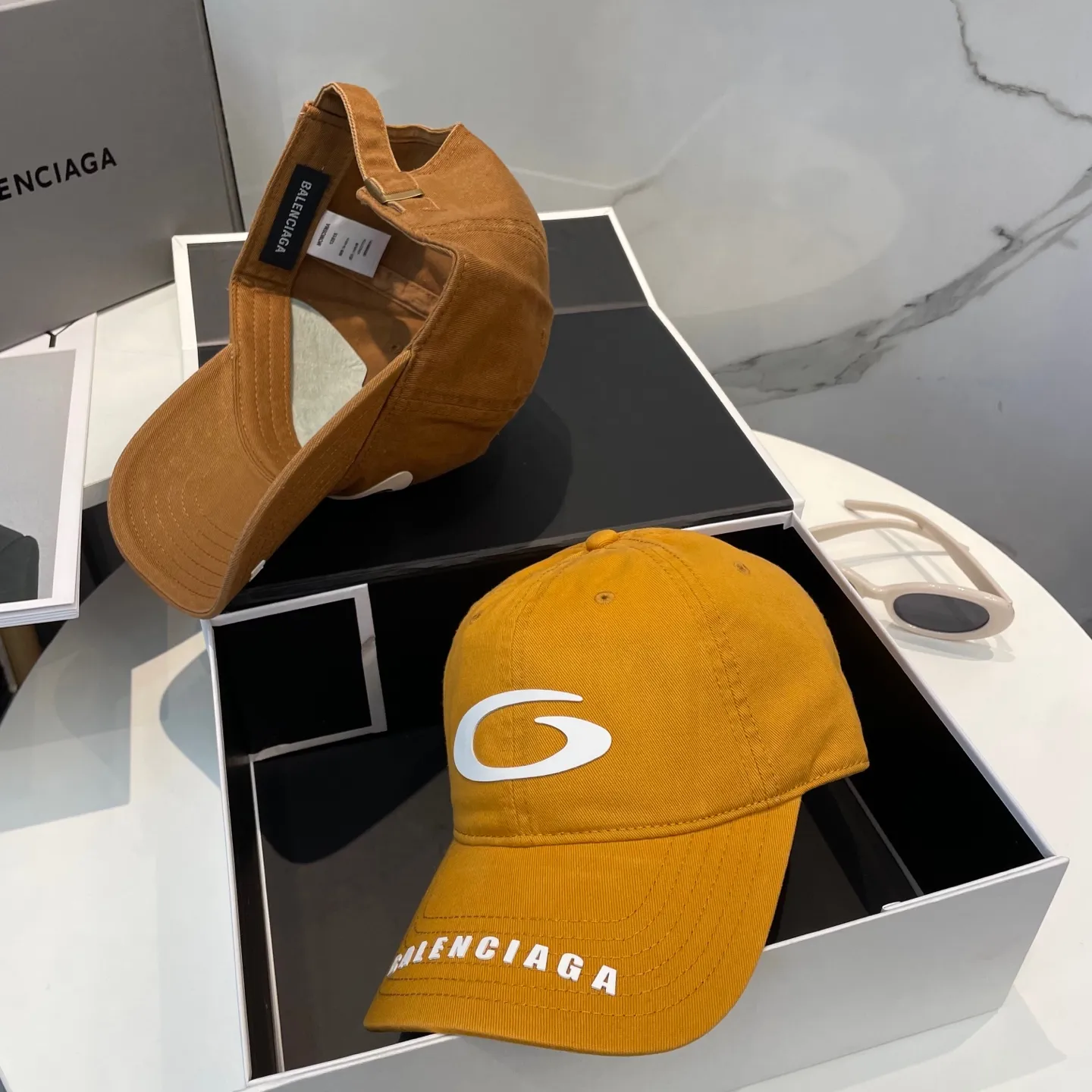 P60 BALENCIAGA 🆕Spring style new personalized baseball cap, high quality and excellent breathability, suitable for all seasons, high-value fashion item! Same style for men and women