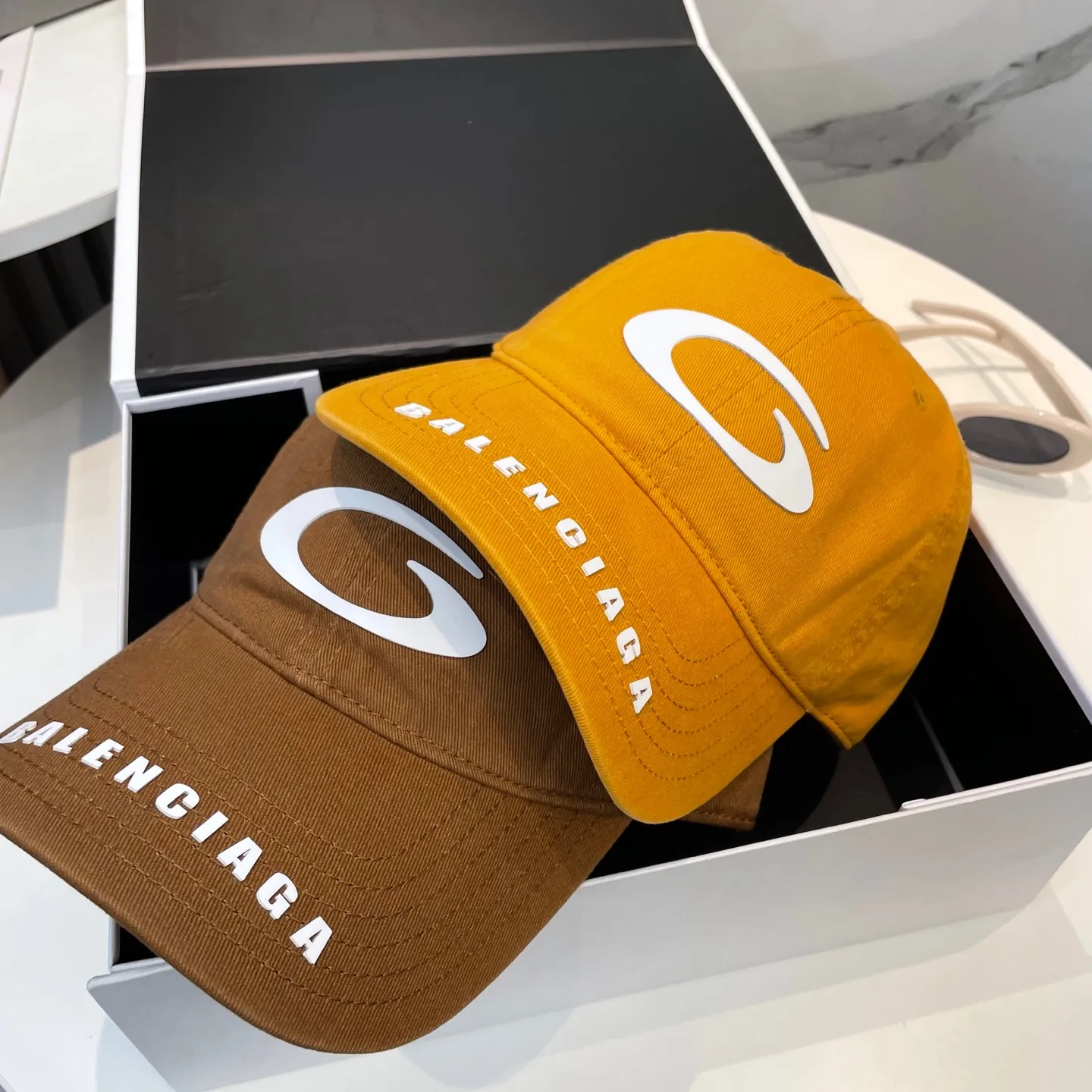 P60 BALENCIAGA 🆕Spring style new personalized baseball cap, high quality and excellent breathability, suitable for all seasons, high-value fashion item! Same style for men and women