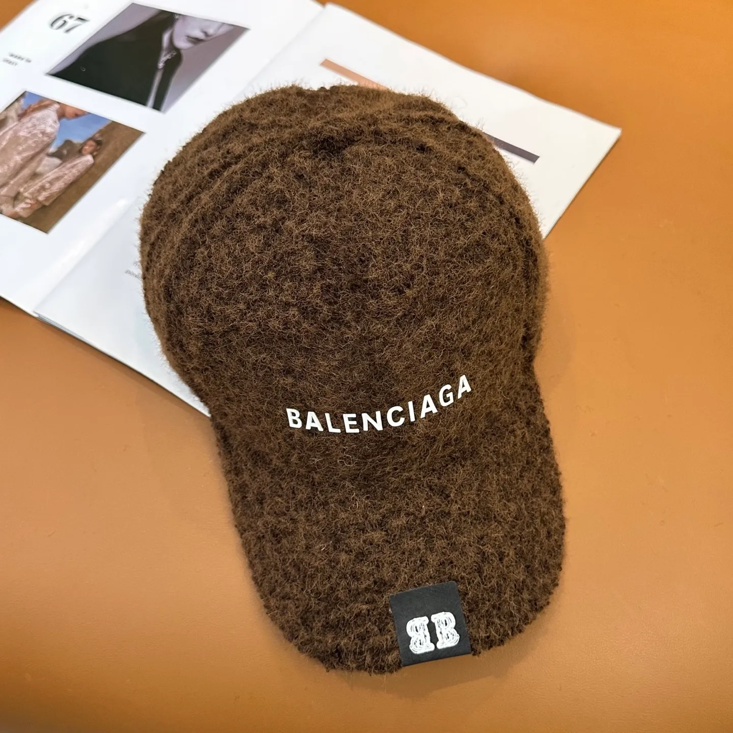 P66 Balenciaga BaIenciag's new baseball cap ~ It is a perfect interpretation of the sweet and cool style. I love it so much❤️ The top is sexy and handsome. Both are online! No girl can refuse a fluffy item.