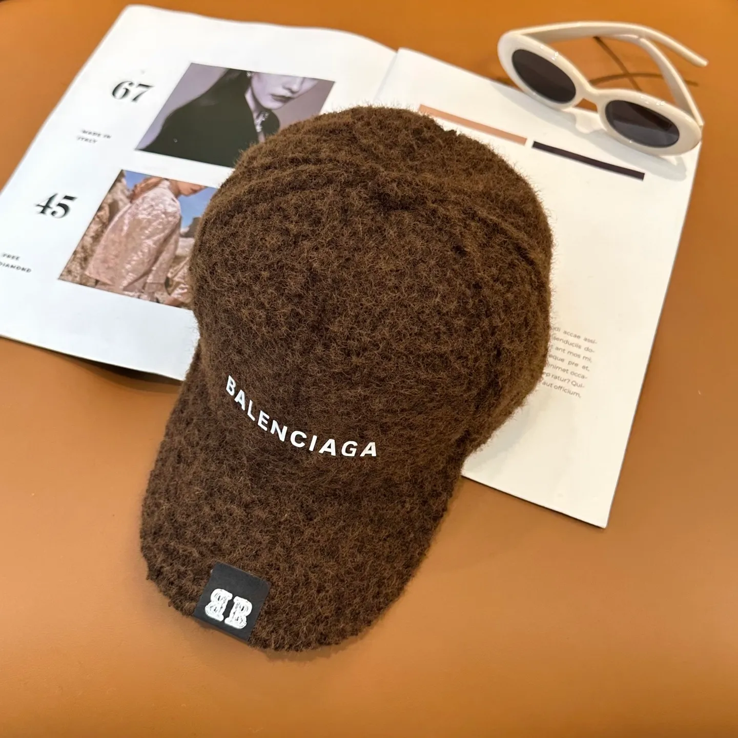 P66 Balenciaga BaIenciag's new baseball cap ~ It is a perfect interpretation of the sweet and cool style. I love it so much❤️ The top is sexy and handsome. Both are online! No girl can refuse a fluffy item.