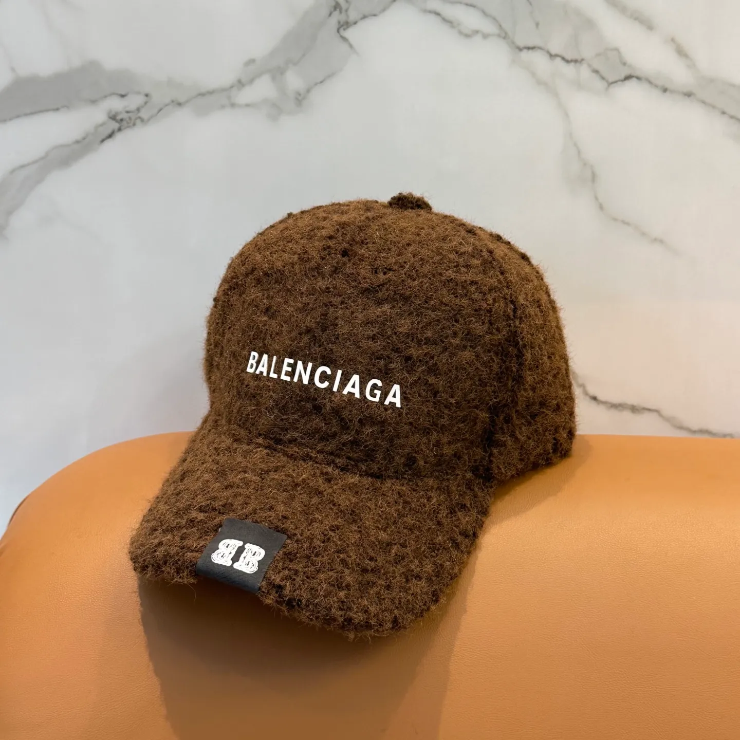 P66 Balenciaga BaIenciag's new baseball cap ~ It is a perfect interpretation of the sweet and cool style. I love it so much❤️ The top is sexy and handsome. Both are online! No girl can refuse a fluffy item.