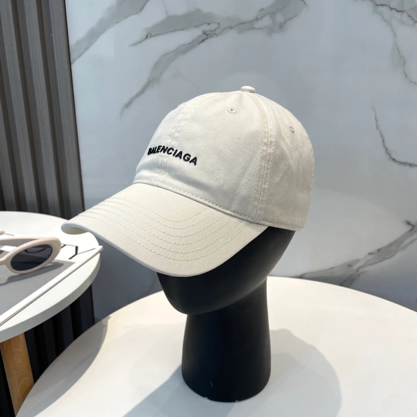 P50 Balenciaga Baseball Cap My family is already very proficient in Balenciaga’s craftsmanship. It’s a must-have. BALENCIAGA Balenciaga’s new washed pure cotton baseball cap. Heavy craftsmanship, double B letter logo, novel and fashionable trendy style. Exclusive physical shot of the same style for men and women. Unisex, adjustable
