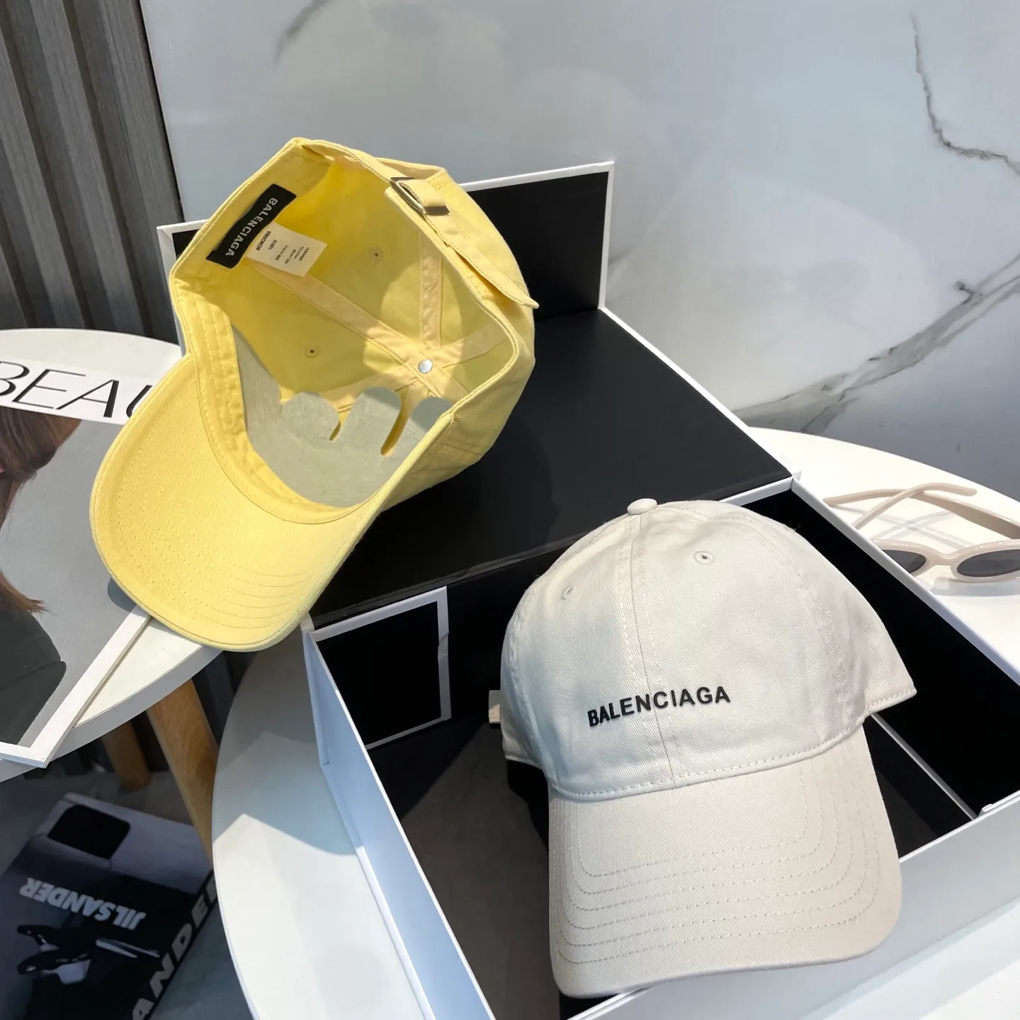 P50 Balenciaga Baseball Cap My family is already very proficient in Balenciaga’s craftsmanship. It’s a must-have. BALENCIAGA Balenciaga’s new washed pure cotton baseball cap. Heavy craftsmanship, double B letter logo, novel and fashionable trendy style. Exclusive physical shot of the same style for men and women. Unisex, adjustable