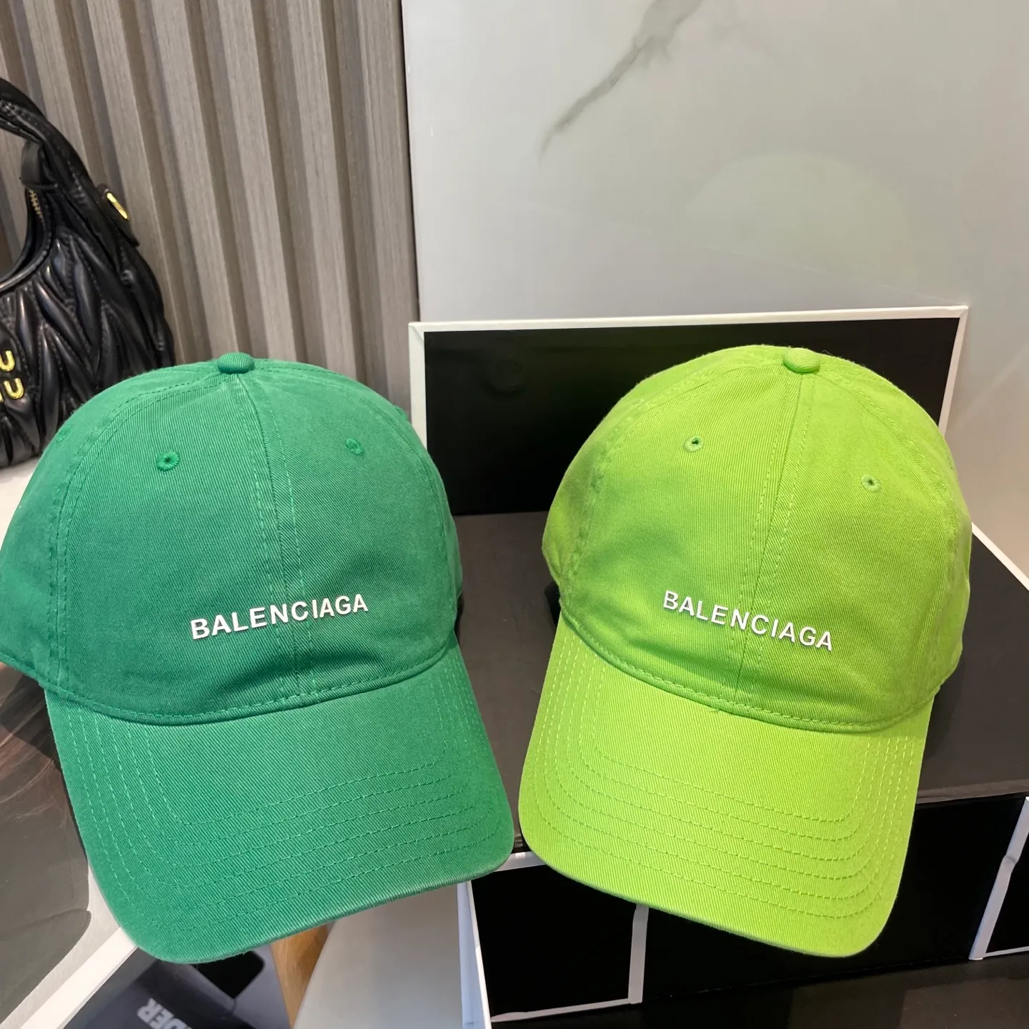 P50 Balenciaga Baseball Cap My family is already very proficient in Balenciaga’s craftsmanship. It’s a must-have. BALENCIAGA Balenciaga’s new washed pure cotton baseball cap. Heavy craftsmanship, double B letter logo, novel and fashionable trendy style. Exclusive physical shot of the same style for men and women. Unisex, adjustable