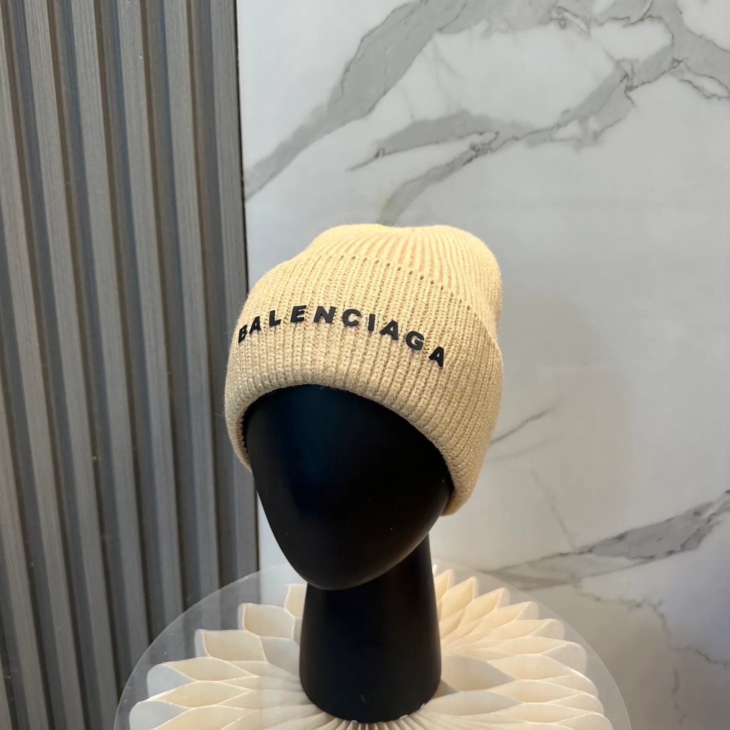 P56 Balenciaga new letter knitted hat! Xiaohongshu’s hottest selling item! Dress well! The same style for men and women, fashionable and popular🌸First-class quality, the best brand to keep warm in autumn and winter, order now, limited edition
