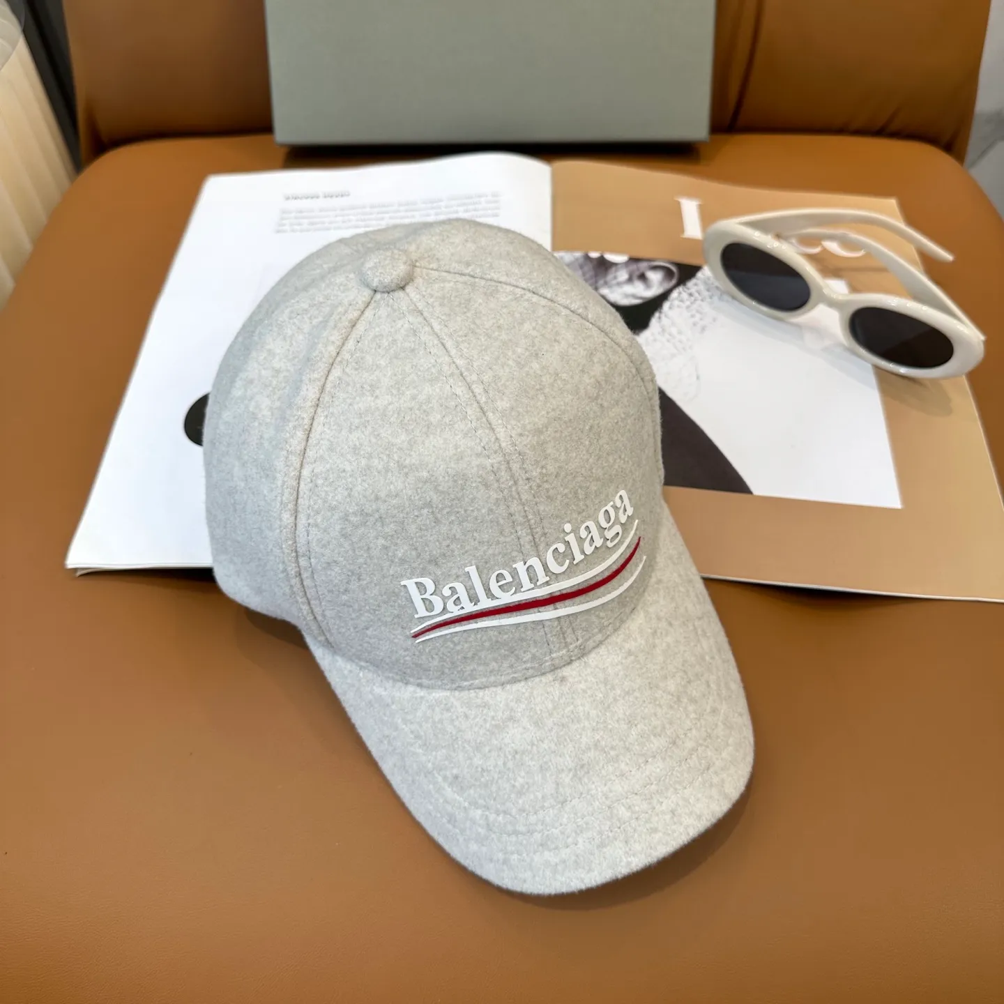 P56 Balenciaga's new autumn and winter woolen baseball cap💋💋 The baseball cap that is most commonly worn every day. The gray color often matches the look👀 It is very good for daily commuting or city boy sweeping the streets.