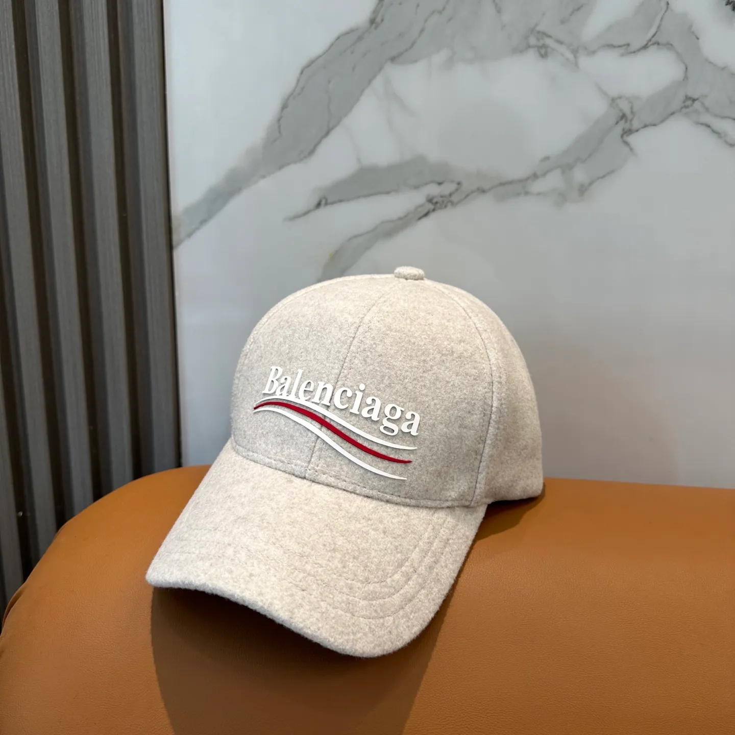 P56 Balenciaga's new autumn and winter woolen baseball cap💋💋 The baseball cap that is most commonly worn every day. The gray color often matches the look👀 It is very good for daily commuting or city boy sweeping the streets.
