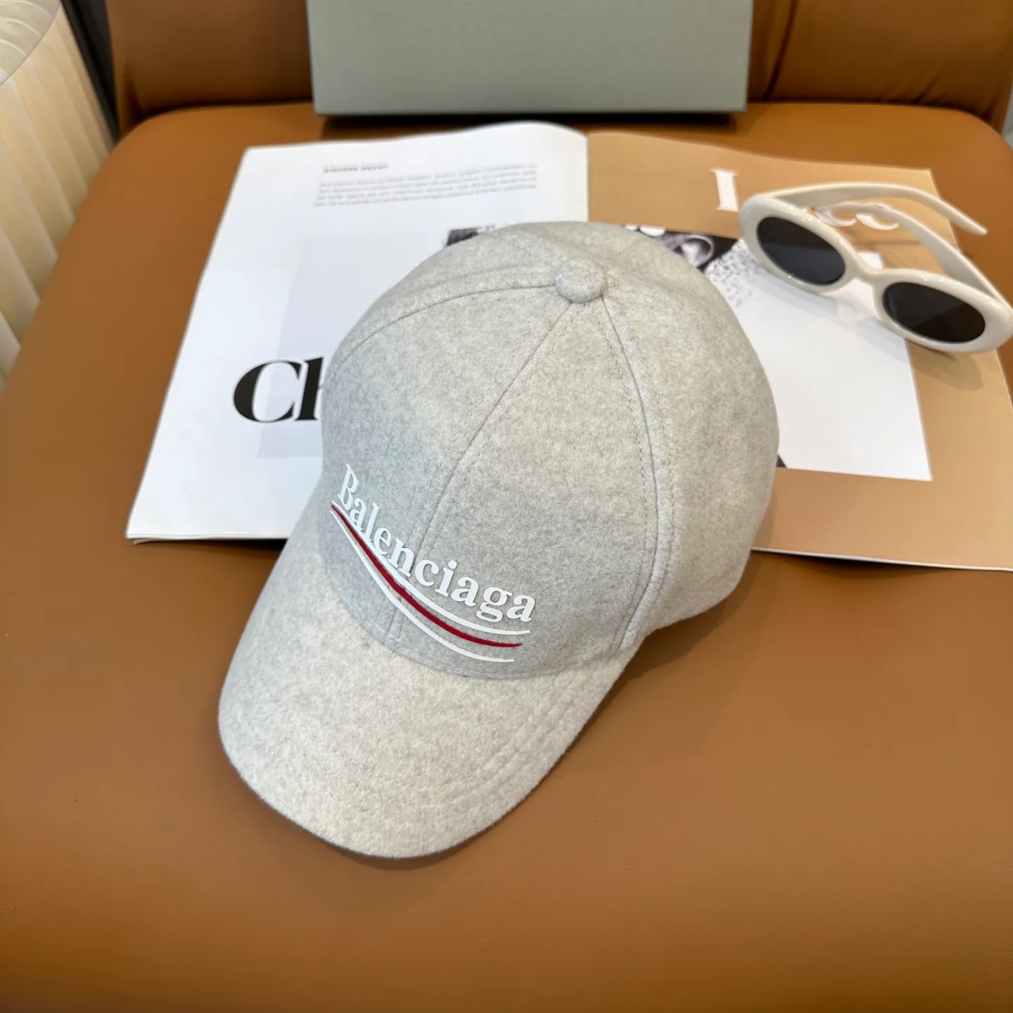 P56 Balenciaga's new autumn and winter woolen baseball cap💋💋 The baseball cap that is most commonly worn every day. The gray color often matches the look👀 It is very good for daily commuting or city boy sweeping the streets.