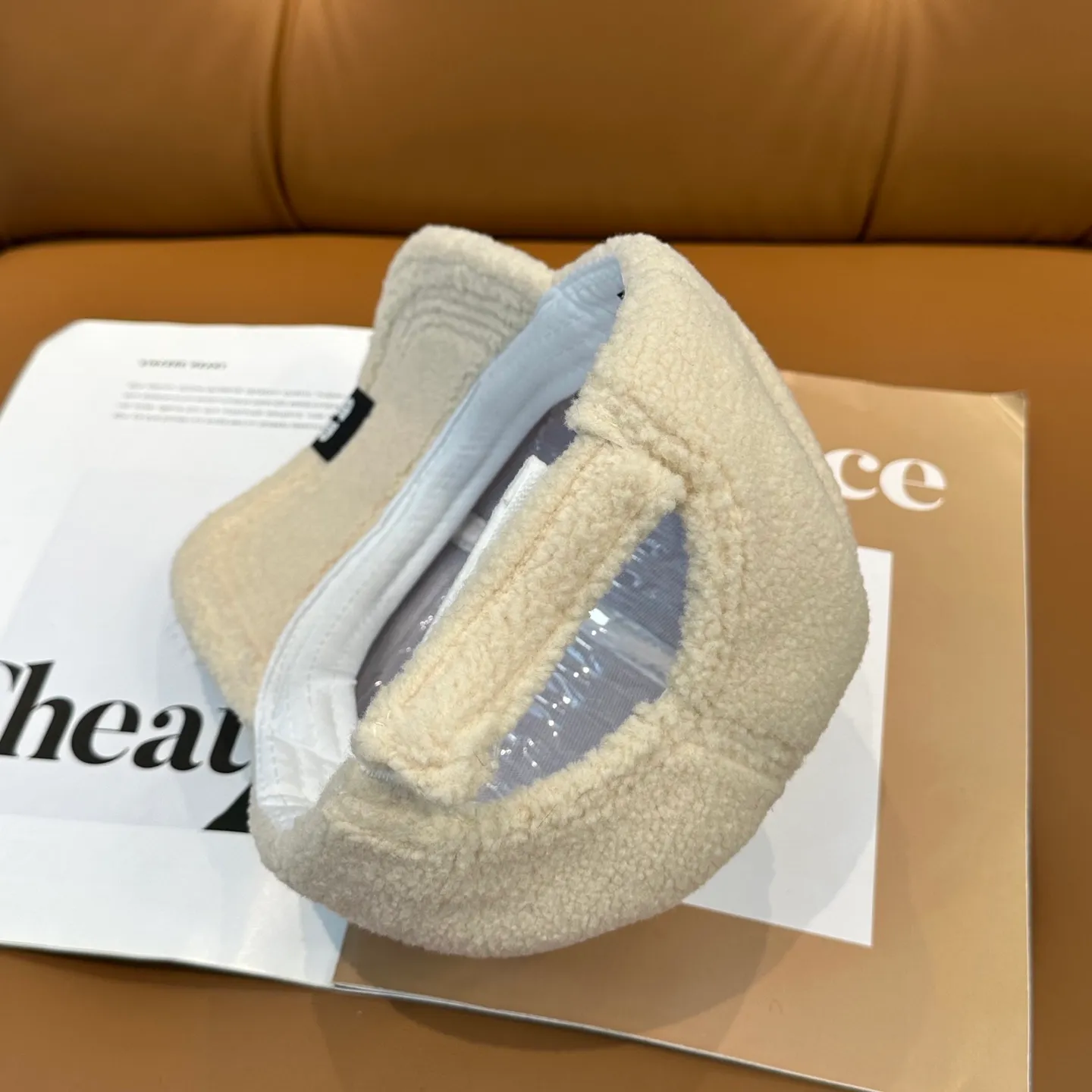 P56 Balenciaga ~ New autumn and winter lamb wool baseball cap ~ It is a perfect interpretation of the sweet and cool style. I love it so much❤️ The top is sexy and handsome. Both are online! No girl can refuse a fluffy item.