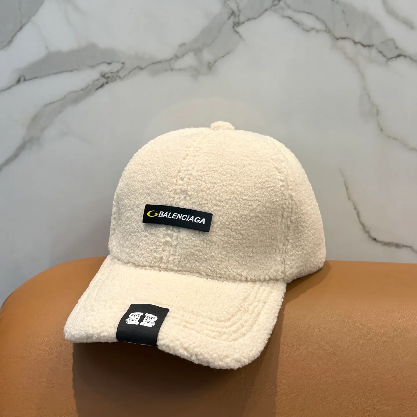 P56 Balenciaga ~ New autumn and winter lamb wool baseball cap ~ It is a perfect interpretation of the sweet and cool style. I love it so much❤️ The top is sexy and handsome. Both are online! No girl can refuse a fluffy item.
