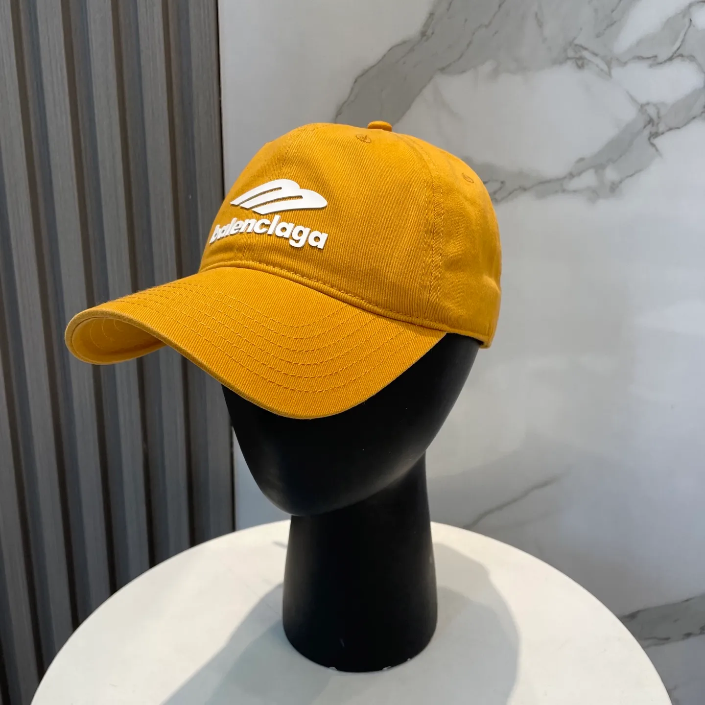 P60 Balenciaga Baseball Cap My family is already very proficient in Balenciaga's craftsmanship. It is a must-have. BALENCIAGA Balenciaga's new washed pure cotton baseball cap. Heavy craftsmanship, double B letter logo, novel and fashionable trendy style. Exclusive physical shot of the same style for men and women. Unisex, adjustable
