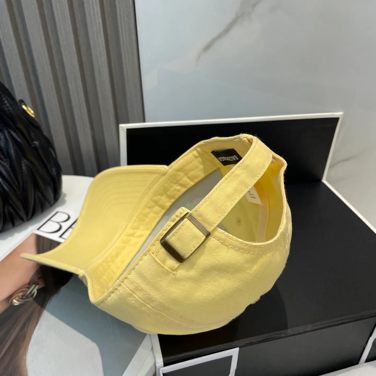 P60 Balenciaga Baseball Cap My family is already very proficient in Balenciaga's craftsmanship. It is a must-have. BALENCIAGA Balenciaga's new washed pure cotton baseball cap. Heavy craftsmanship, double B letter logo, novel and fashionable trendy style. Exclusive physical shot of the same style for men and women. Unisex, adjustable