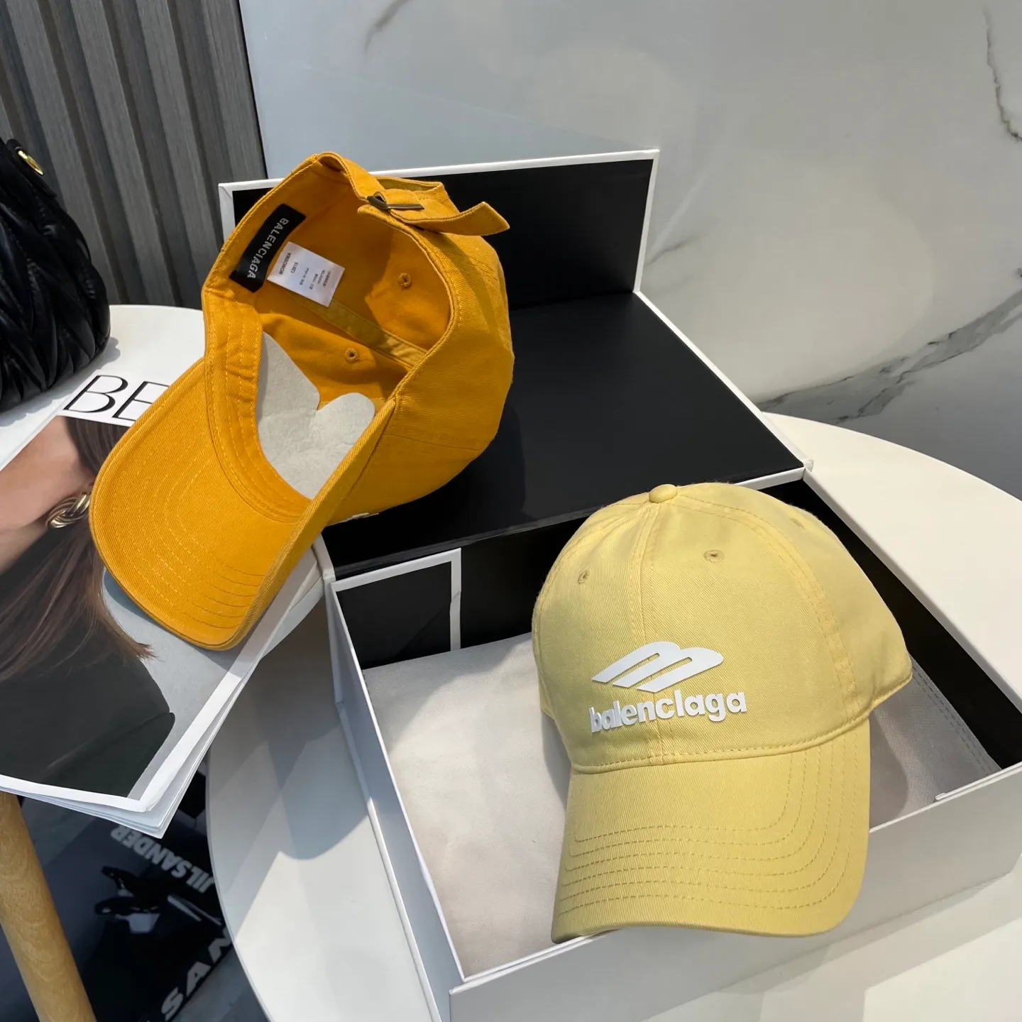 P60 Balenciaga Baseball Cap My family is already very proficient in Balenciaga's craftsmanship. It is a must-have. BALENCIAGA Balenciaga's new washed pure cotton baseball cap. Heavy craftsmanship, double B letter logo, novel and fashionable trendy style. Exclusive physical shot of the same style for men and women. Unisex, adjustable