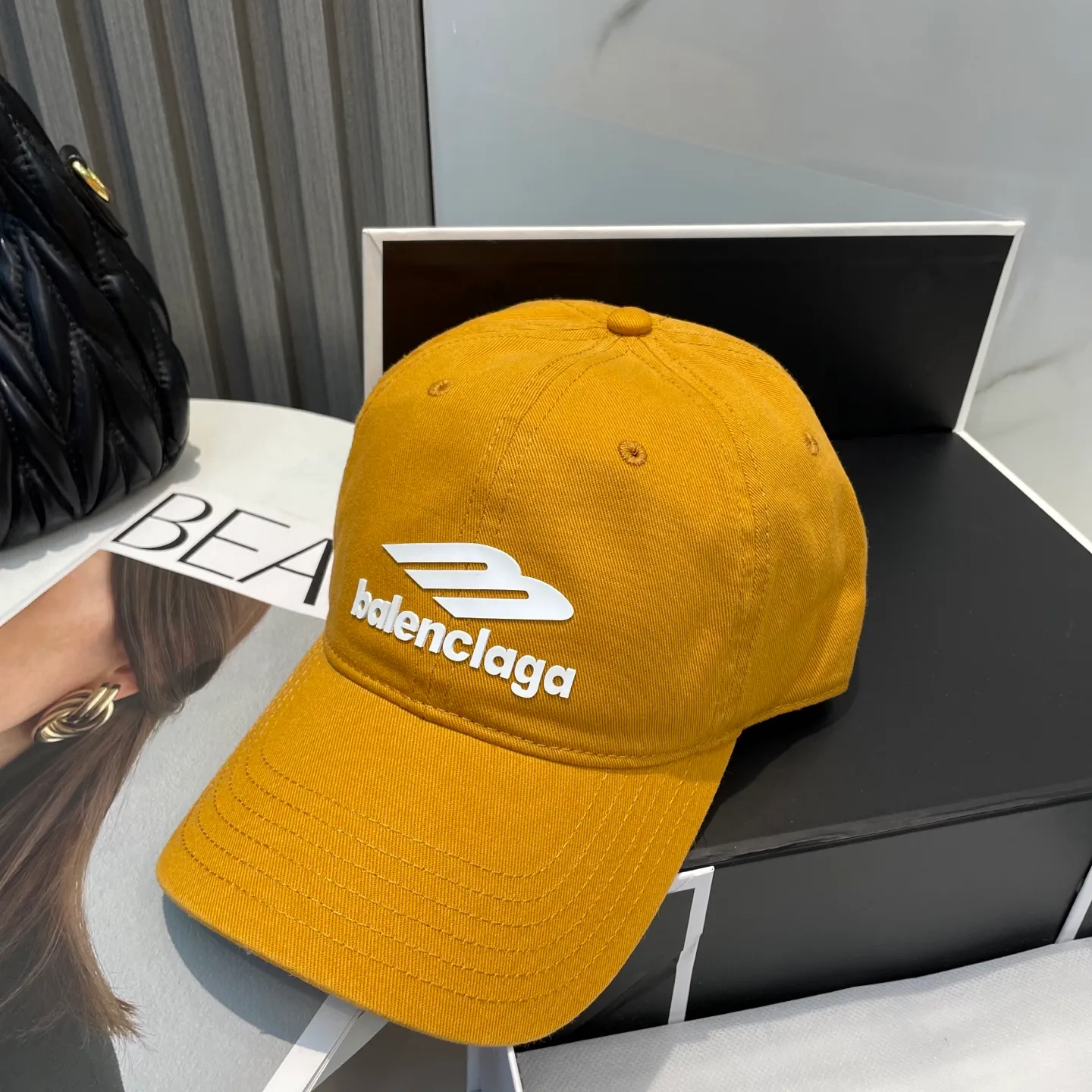 P60 Balenciaga Baseball Cap My family is already very proficient in Balenciaga's craftsmanship. It is a must-have. BALENCIAGA Balenciaga's new washed pure cotton baseball cap. Heavy craftsmanship, double B letter logo, novel and fashionable trendy style. Exclusive physical shot of the same style for men and women. Unisex, adjustable