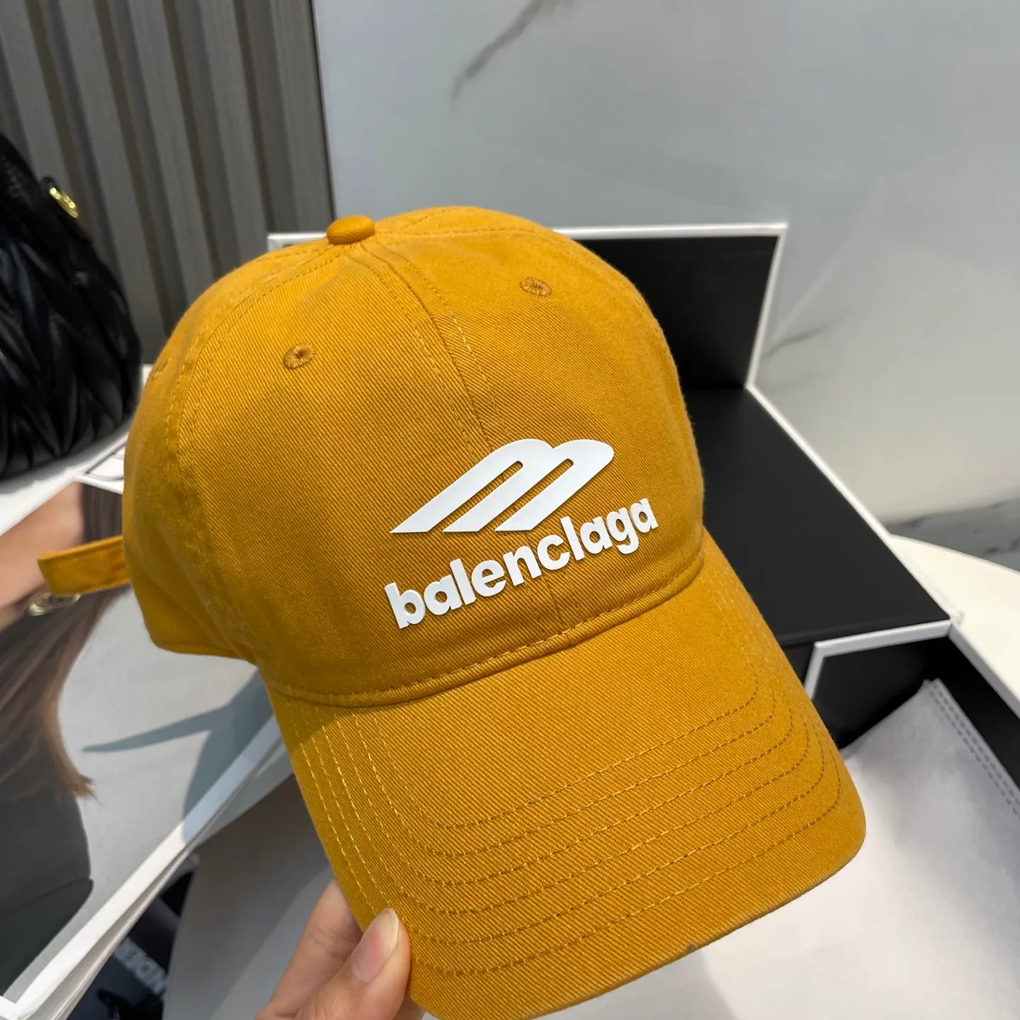 P60 Balenciaga Baseball Cap My family is already very proficient in Balenciaga's craftsmanship. It is a must-have. BALENCIAGA Balenciaga's new washed pure cotton baseball cap. Heavy craftsmanship, double B letter logo, novel and fashionable trendy style. Exclusive physical shot of the same style for men and women. Unisex, adjustable