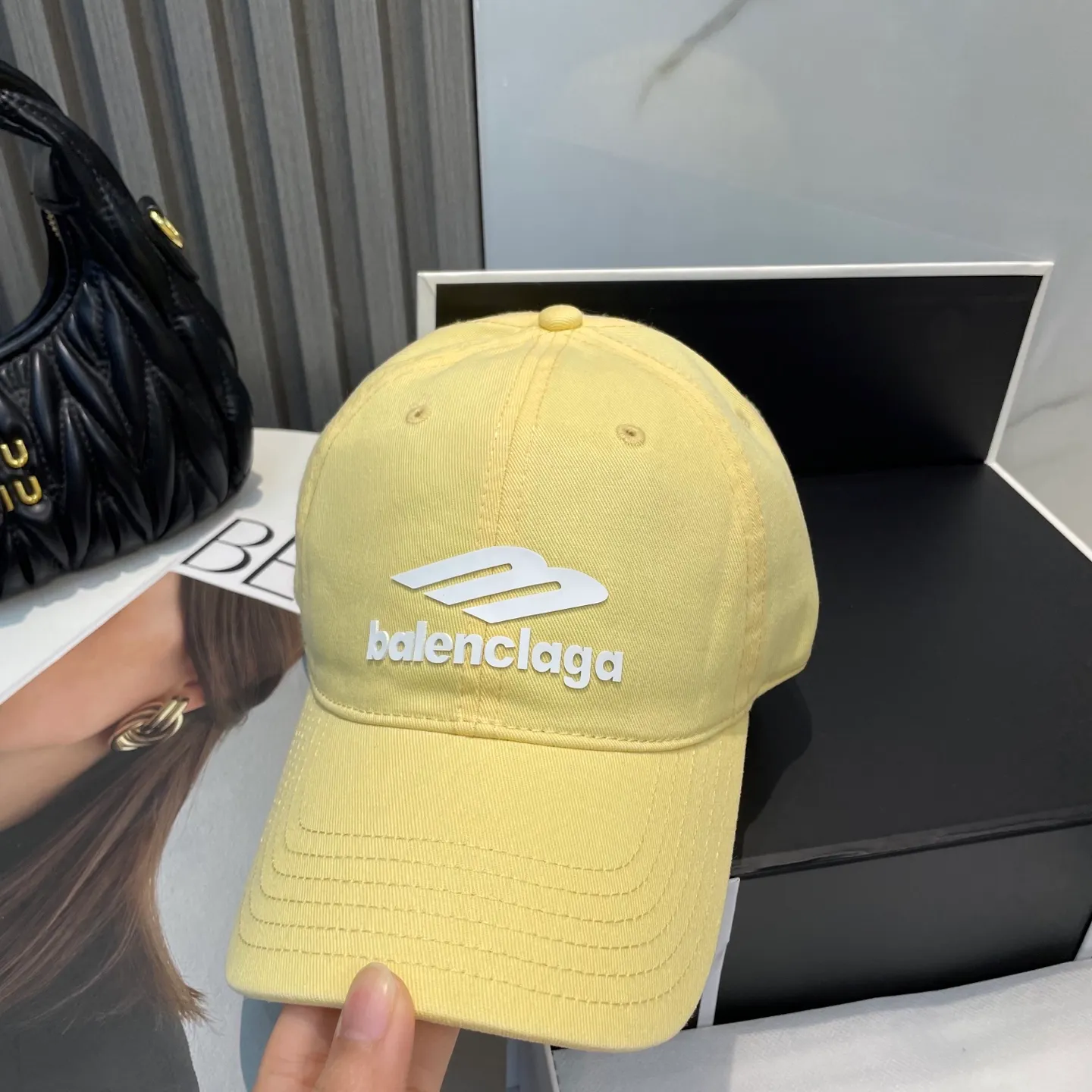 P60 Balenciaga Baseball Cap My family is already very proficient in Balenciaga's craftsmanship. It is a must-have. BALENCIAGA Balenciaga's new washed pure cotton baseball cap. Heavy craftsmanship, double B letter logo, novel and fashionable trendy style. Exclusive physical shot of the same style for men and women. Unisex, adjustable