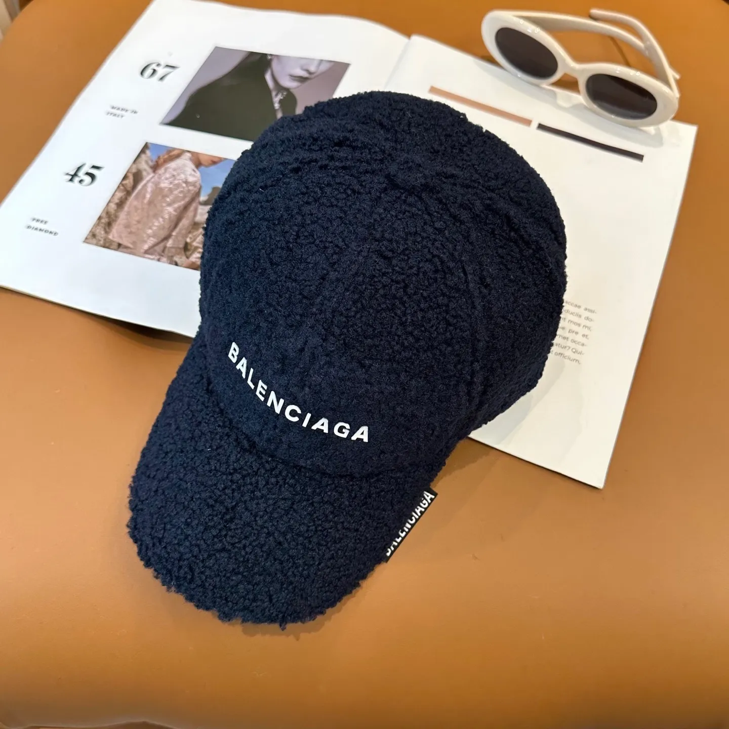 P60 Balenciaga BaIenciag's new baseball cap ~ It is a perfect interpretation of the sweet and cool style. I love it so much❤️ The top is sexy and handsome. Both are online! No girl can refuse a fluffy item.