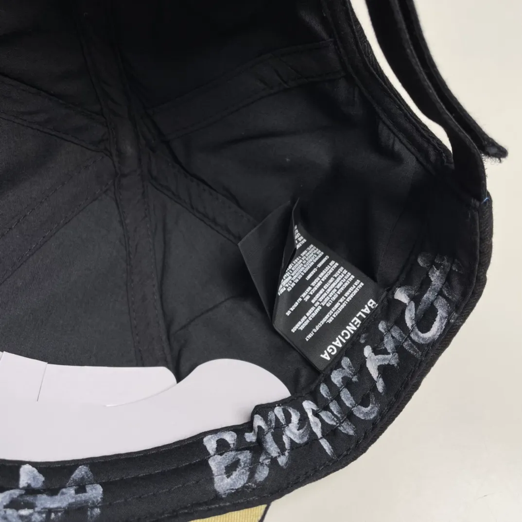 P60 new product Balencia*a Balenciaga high version painted embroidered letters new baseball cap, ready for delivery in seconds🧢Simple, fashionable, super invincible and beautiful hat! Couple style!